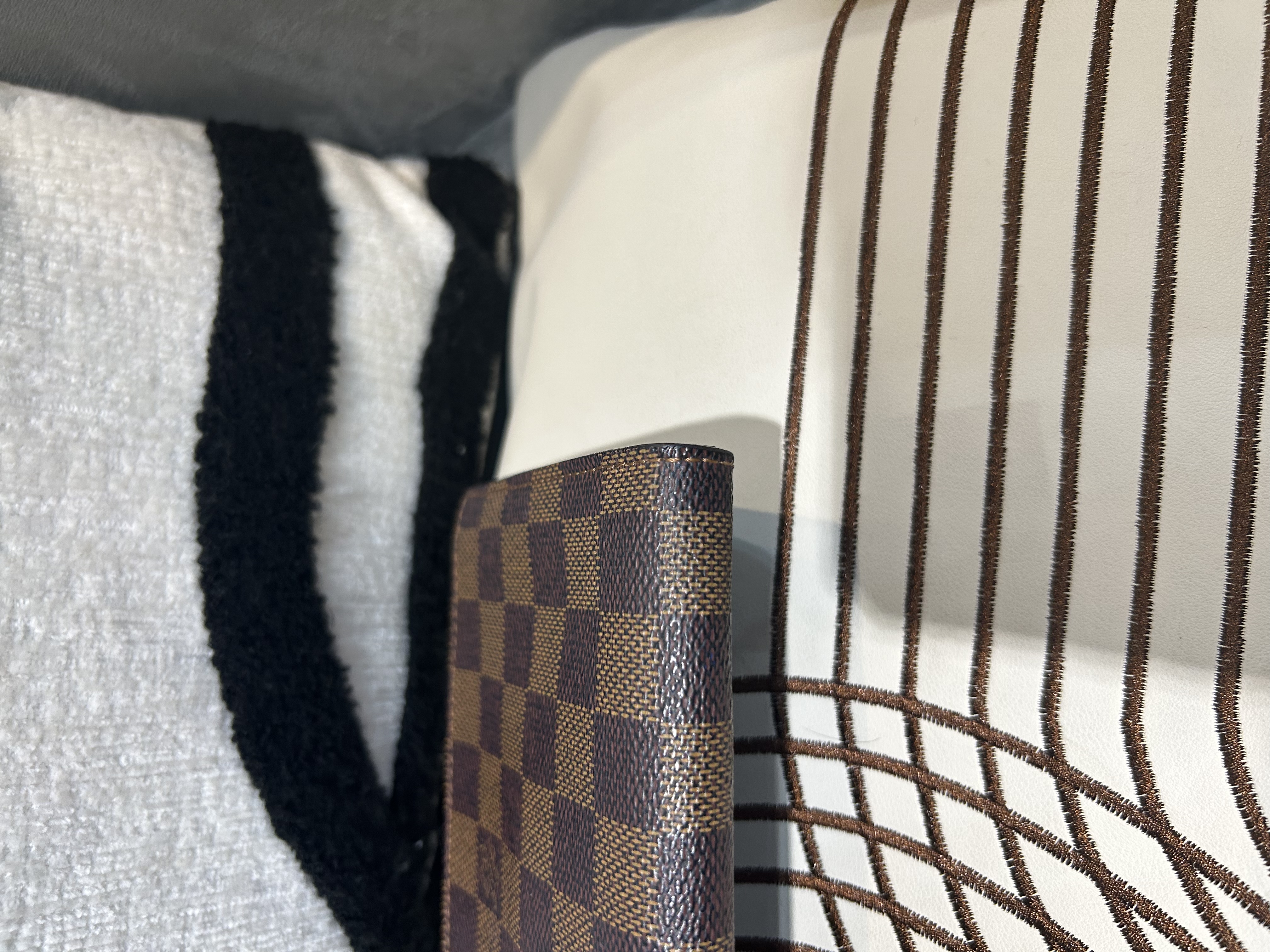 LV Pochette Damier 100%Authentic, 95%new