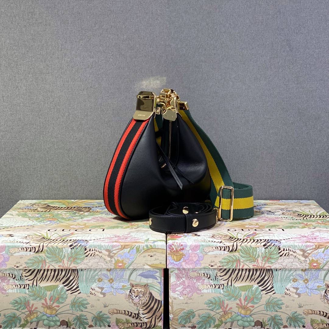 ▪大货实拍 𝗚𝘂𝗰𝗰𝗶 𝗔𝘁𝘁𝗮𝗰𝗵𝗲新品系列 型号：699409 尺寸：23*22*5cm