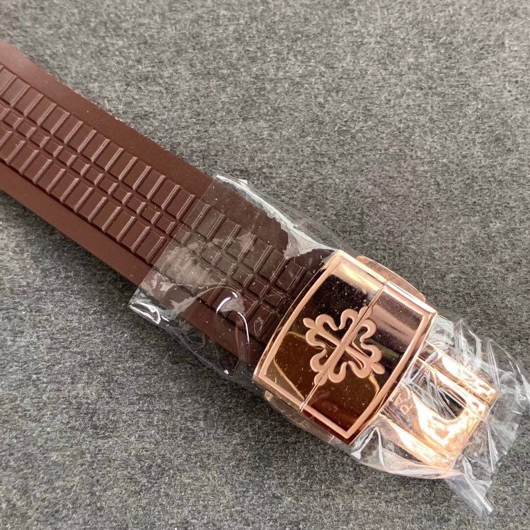 🔥全新PP百达..翡丽 复杂功能AQUANAUT旅行家＂手雷＂5164A系列＂V2＂超强升级版🔥 全新V2技术重点突破 1⃣️：升级最新机芯为PP. Cal.324 S C FUS 一体机，机芯摆轮位置实现与正品一致方向，现为市面最高版本。 2⃣️：新款字面巧克力颗粒感形状更立体 3⃣️：精益求精 V2版机芯主夹板字体更细致 升级为最新换代甲板鸽子血红宝石 实现最接近正品的工艺。