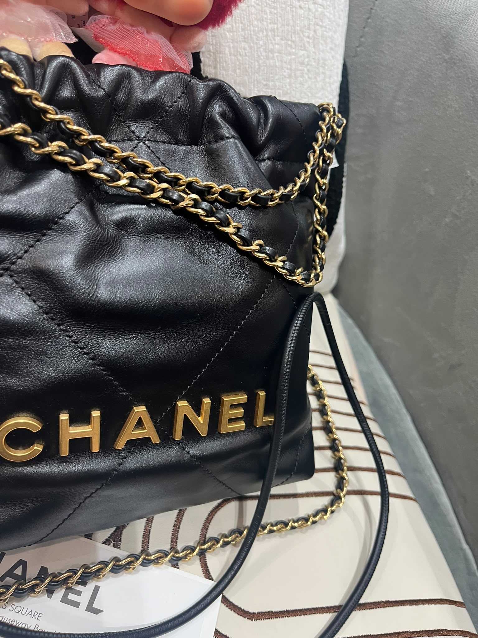 Chanel 22 Mini 黑金 Calfskin  100%Authentic, 98%New  ✅收據✅晶片✅Dust bag✅Box 