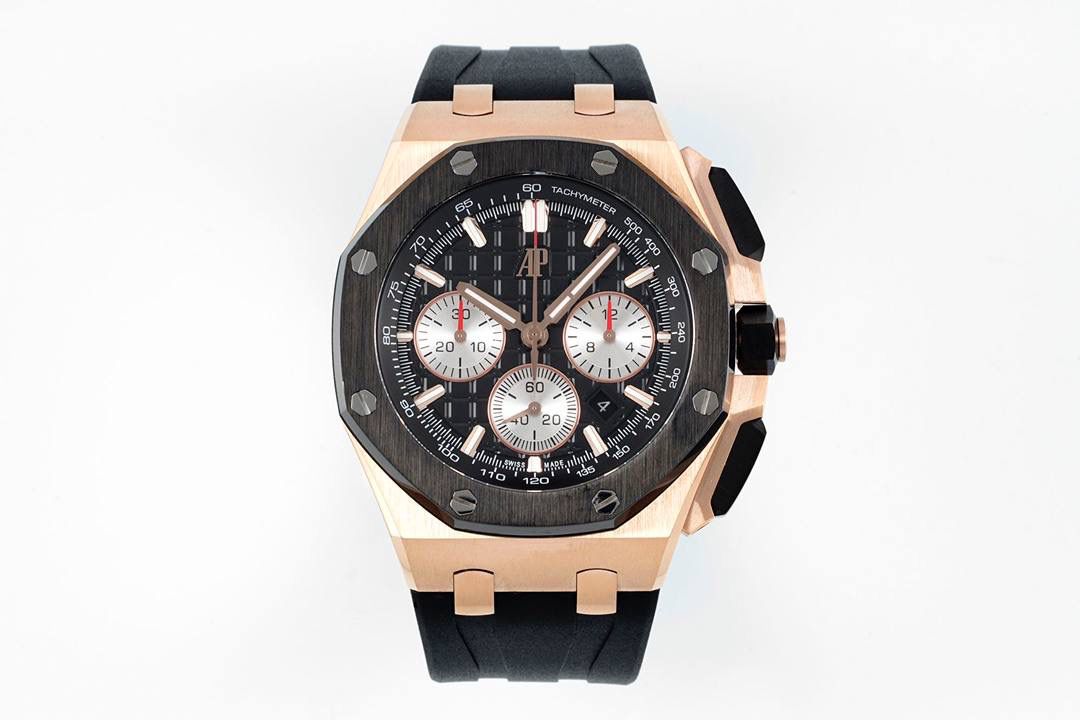 独家开发爱彼皇家橡树离岸系列26420，购入原装1.1打造💯🔥全表采用德国最新cnc技术，每个细节都同步原装，表带表扣通用原装技术实现快拆技术可同原装互换，字面采用最新款纵横格纹面，上手霸气豪华，机芯使用最强丹东机芯外观复刻原装4401机芯实现正面反面与原装难分雌雄。首批数量有限先到先得。首批颜色分别为，1，玫瑰金熊猫眼，2，最火沙漠黄烟熏盘，3，经典蓝盘白眼，4灰盘蓝眼睛，5，经典百搭白熊猫。