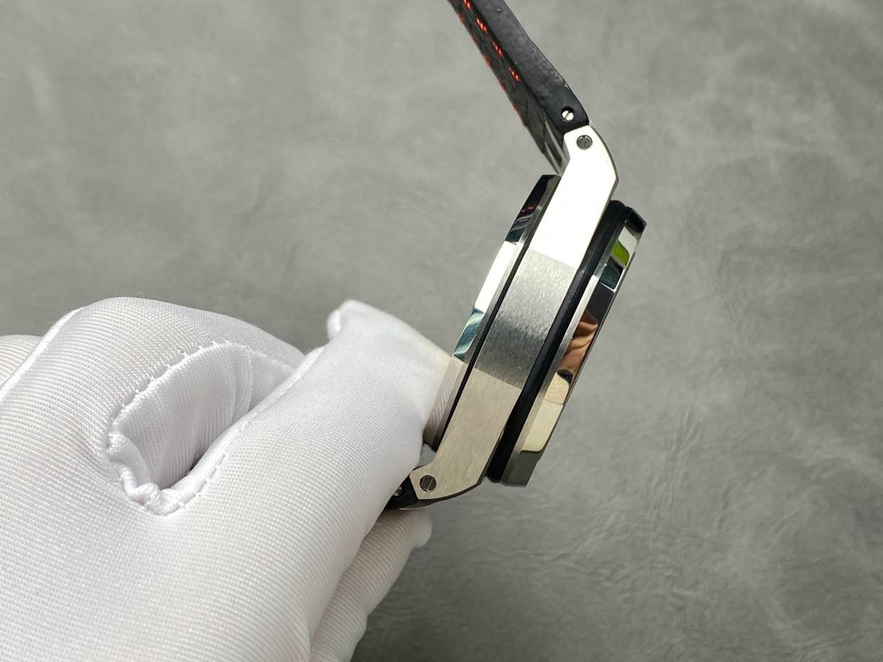 🚀爱彼 皇家橡树离岸型26400/26238/26470系列正式登场！款式最全，做工最好的爱彼计时款腕表来了，有做工好的顶级货，廉价的小厂货就别去考虑了！💯 1，机芯采用12位小秒的定制版3126计时机芯，完美还原原版所有功能。经过精密打磨，大大加强了其稳定性。 2，其中碳纤维系列表壳采用全新碳纤维复合材料——「Carbon TPT® B.4」打造，这种高科技材料比常规 Carbon TPT® 密度提高4%，纤维硬度提升15%，树脂强度提升30%，材料结构经过各项异性优化，保持轻盈同时无比坚韧，提供迄今最强的抗冲击性能。 3，字面颜色均采用目前最先进电镀技术，非几年前的简单喷漆技术。每一个巧克力格纹装饰，通过CNC级别打磨，无限接近原版。 4，同步原版搭载微微活动头粒，胶带采用进口氟橡胶材质，皮带采用美洲鳄鱼皮材质，更加耐磨耐造。