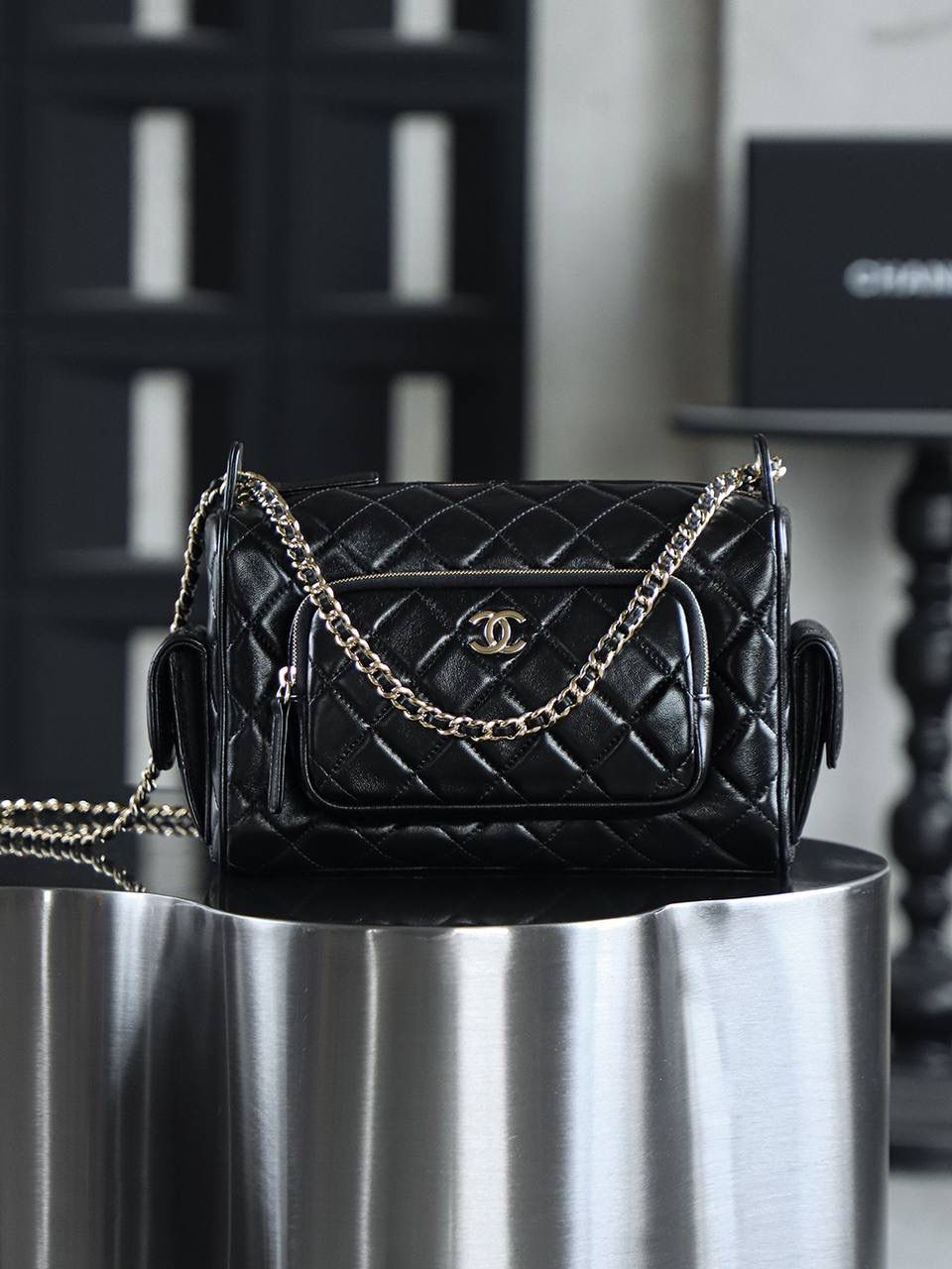 24K相機包大號鑒定版 👜 一包一碼 支持全球鑒定查驗身份證原廠專G 方框原廠皮料過關清單資料可査詢 24K相機包小號，尺寸精巧，卻蘊含著大大的時尚能量。 方正包型延續經典，線條簡潔流暢，每一處細節都盡顯簡約美學的精髓。 小號更加可愛精緻時髦！ 五金：厚鍍14k淺金 皮料：方框褶皺小羊皮 尺寸：13*23*15cm