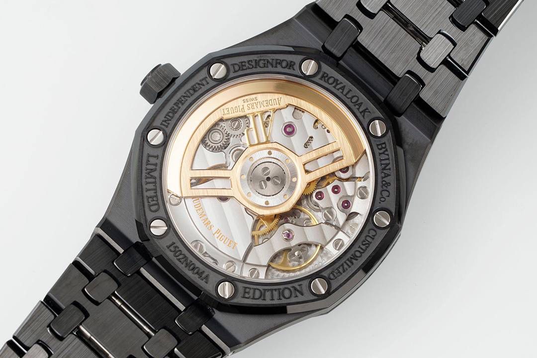 🚀新品爱彼15500全陶瓷款式全新到货，凭借陶瓷材质与cal.4302一体机复杂功能的结合，成为工艺与创新的典范，既延续了皇家橡树的经典美学，又突破传统材质限制，堪称现代高级制表的标杆之作💯 1. 陶瓷材质的优势 高硬度与抗刮耐磨：采用精密陶瓷（如氧化锆）制成，硬度远超不锈钢，日常佩戴不易产生划痕，保持长久光泽。 轻量化与佩戴舒适：相比金属材质更轻盈，减轻腕部负担，适合长时间佩戴。 抗过敏与耐腐蚀：陶瓷化学性质稳定，不易引起皮肤敏感，且抗汗水和腐蚀。 独特质感：表面经精细抛光或哑光处理，呈现深邃光泽或低调质感，一共推出三款配色黑色白色和稀有的蓝色 2. 表壳与表带设计 一体式结构：APS表壳与表带无缝衔接，延续皇家橡树标志性八角形表圈和“Tapisserie”格纹表盘，陶瓷材质赋予现代感。 复杂工艺：APS采用陶瓷烧结成型难度极高，需精准控制温度与压力，成品率低，凸显技术实力。 细节处理：表带链节经倒角抛光，边缘柔和，佩戴贴合手腕；表壳厚度约10.5毫米，兼顾复杂工艺与佩戴舒适性。