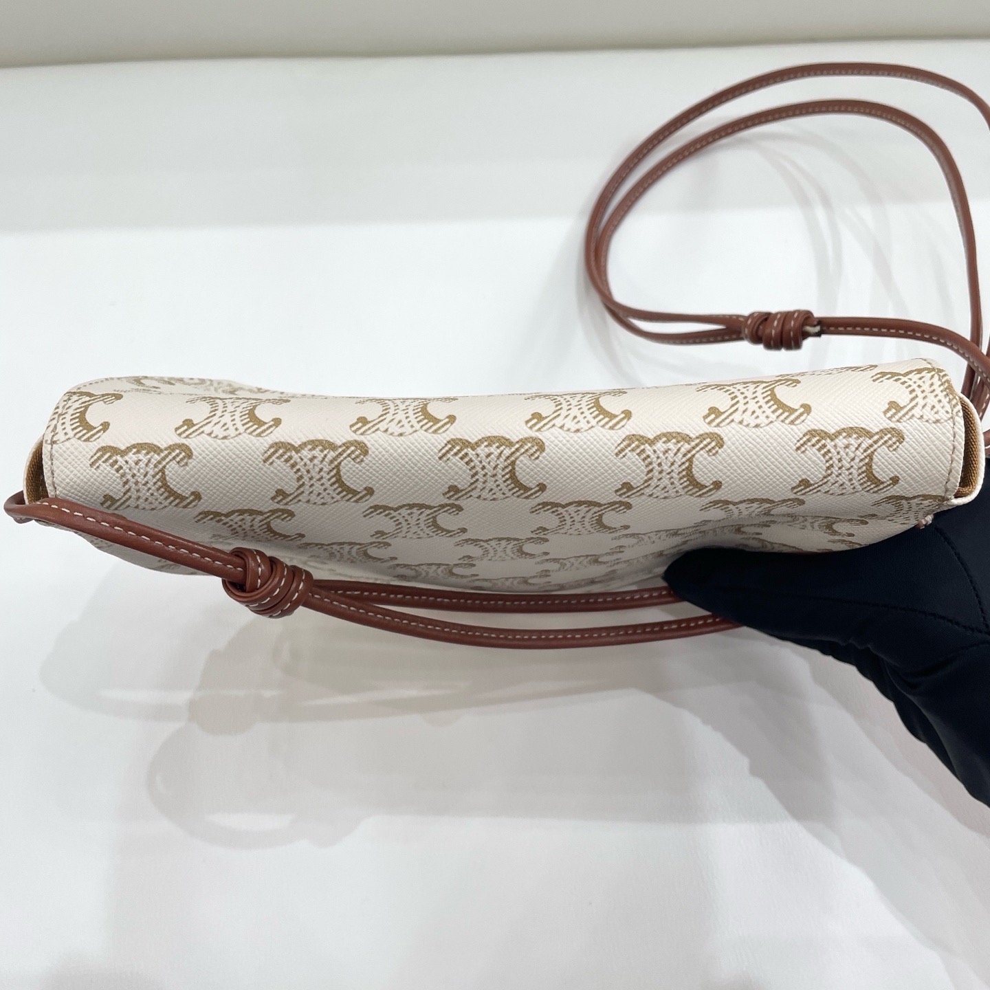 【預訂貨品】Celine白色老花三角包 