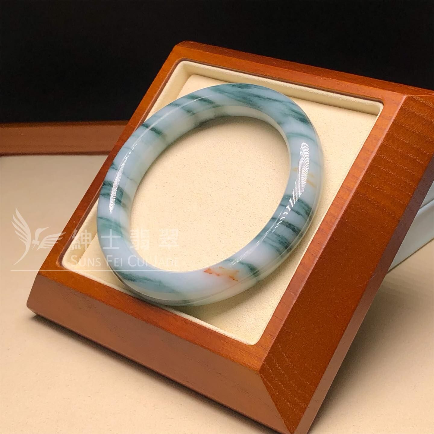 木那飄花帶翡色福鐲55.6mm