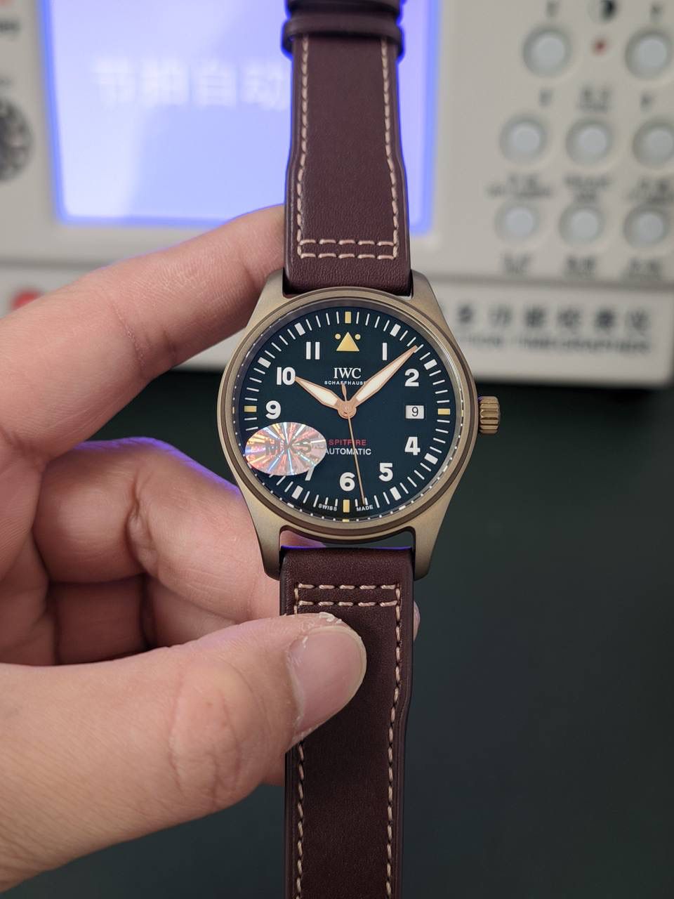 马克十八 马克18喷火战机腕表震撼出击。橄榄绿盘面，青铜材质外壳，整体狂野彪悍，复古非凡！【表壳】腕表尺寸39mmX10.6mm。与原装一致采用青铜材质，随着岁月境迁，能留下属于自己的特殊痕迹。钛合金底盖，同样镌刻有“喷火战机”图案。栩栩如生，与原装无二。【表带 扣】棕色意大利小牛皮表带，搭配五级钛金属万国式经典针扣。【机芯】采用结构与原装基本吻合的TOP级9015自动上旋机芯。