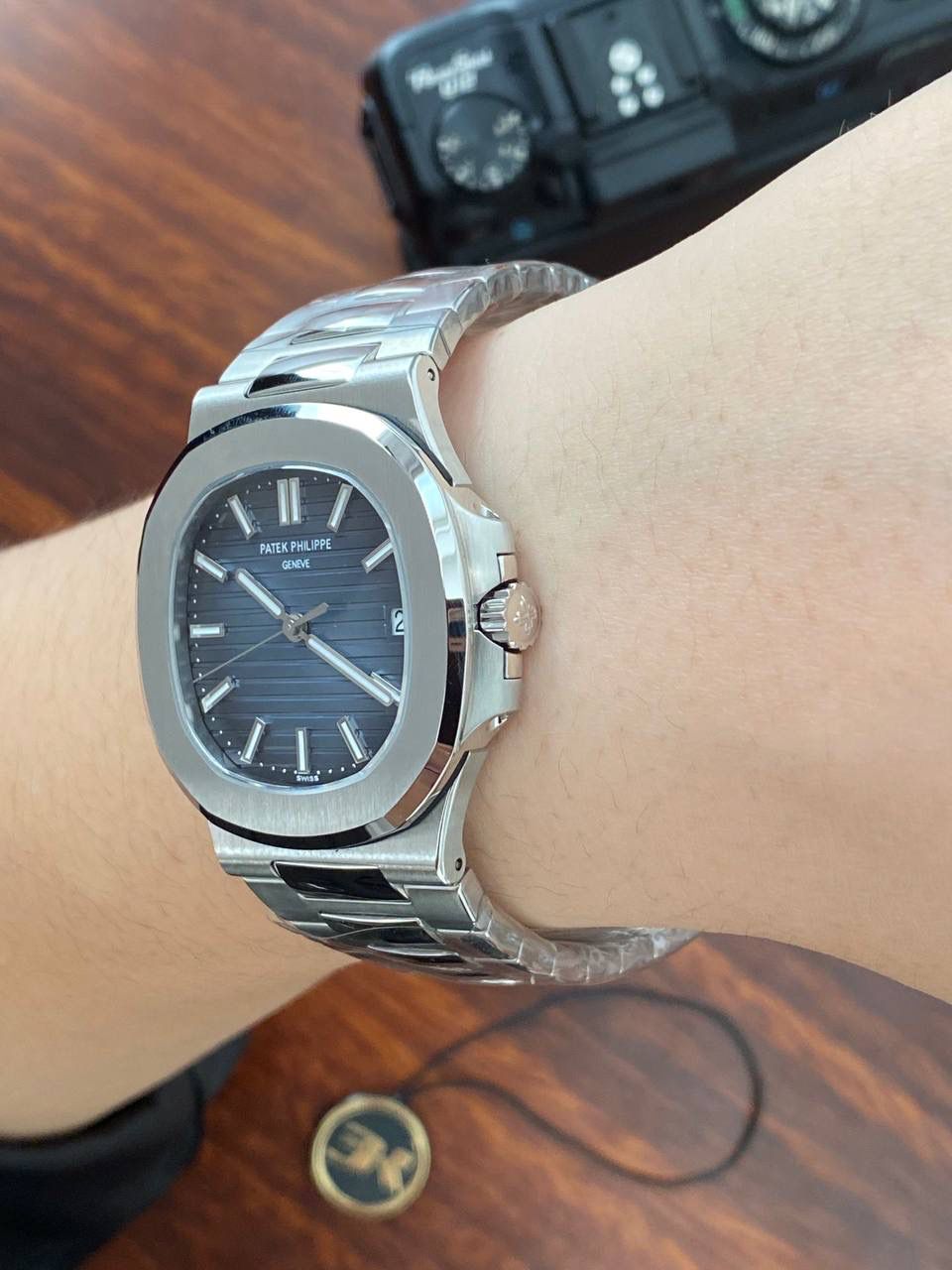 鹦鹉螺市场独家专用机芯，升级无噪音刻字版原版机芯🔥🔥 详细升级解读: 1.升级机芯全部精雕刻字，清晰不磨损，纹理做到极致。 2.升级自动陀片，采用瑞士超精密轴承，业界史无前例的安装陀片工艺。做到百分百降噪音。 3.原版机芯，无假夹版，无假摆轮，无假红宝石。WY-3k厂完整的复刻出3.3毫米的绝版高品质324SC机芯. 4..升级表盘刻度夜光超亮，而且整体做到和谐一致同步亮度。 5.鹦鹉螺经典蓝盘，目前改进与正品一致的颜色，秒杀其他工厂的表盘细节和做工。 6.日历窗口每一只手表做了水平正位，不出现偏斜遮挡。 7.把头调节档位顺畅度的多次调试，调试到最佳状态。使得升级版手雷调校时间和上链的手感畅顺 8.升级了整个手表厚度8.3毫米，完美实现全网最薄机械表，等同原装厚度。佩戴起来舒适无比。 9.重点强调324Sc机芯顺时针调日历，也就是由上往下调日历。注意辨析和正品一致。 10.调节时间的时候，拉表冠二挡。大秒针是不停止的。和正品也是一致。