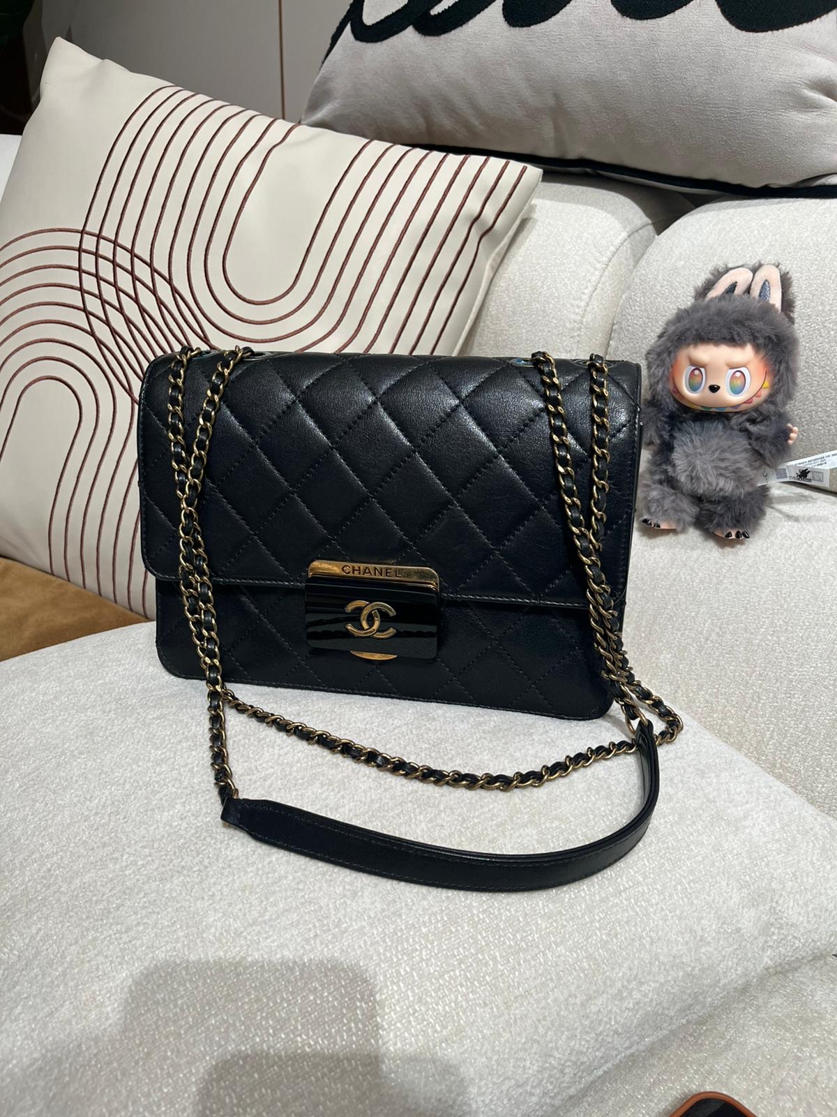 CHANEL FLAP BAG BEAUTY LOCK BLACK A93222 100%Authentic,95%new ✅ 專門店收據✅22卡✅ 塵袋 ✅ 盒 
