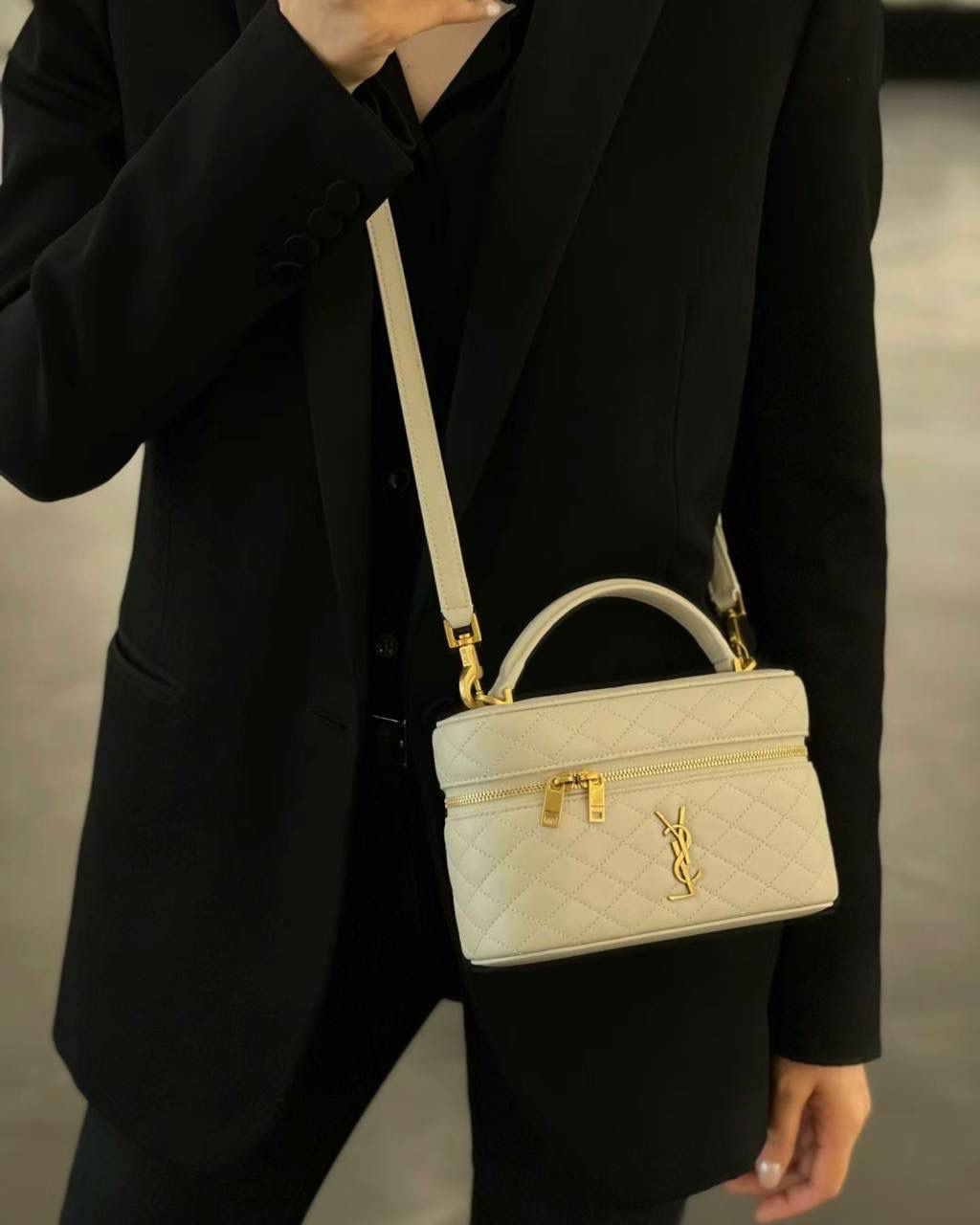 ys1 mini gaby vanity手提小盒子 白色🤍 小可爱来袭，嘿嘿嘿 他们家不只是大包精彩 小包设计得也很出彩 它是有点箱包的设计 像个化妆包，也像小废包 但是它一点都不"废"哦 容量超级优秀，放手机📱正正好 这个包难做的是它的菱格的蓬度 不能完全平整，也不能像小香那样的蓬 微微鼓起的内托最难做 就是所谓的"肉感" 小羊皮的细腻程度也是和zp一样的 市场上你们可以去对比这只包的做法 整只包的灵魂我们是研究透了的！😍💕 18×11×6.5cm766731m