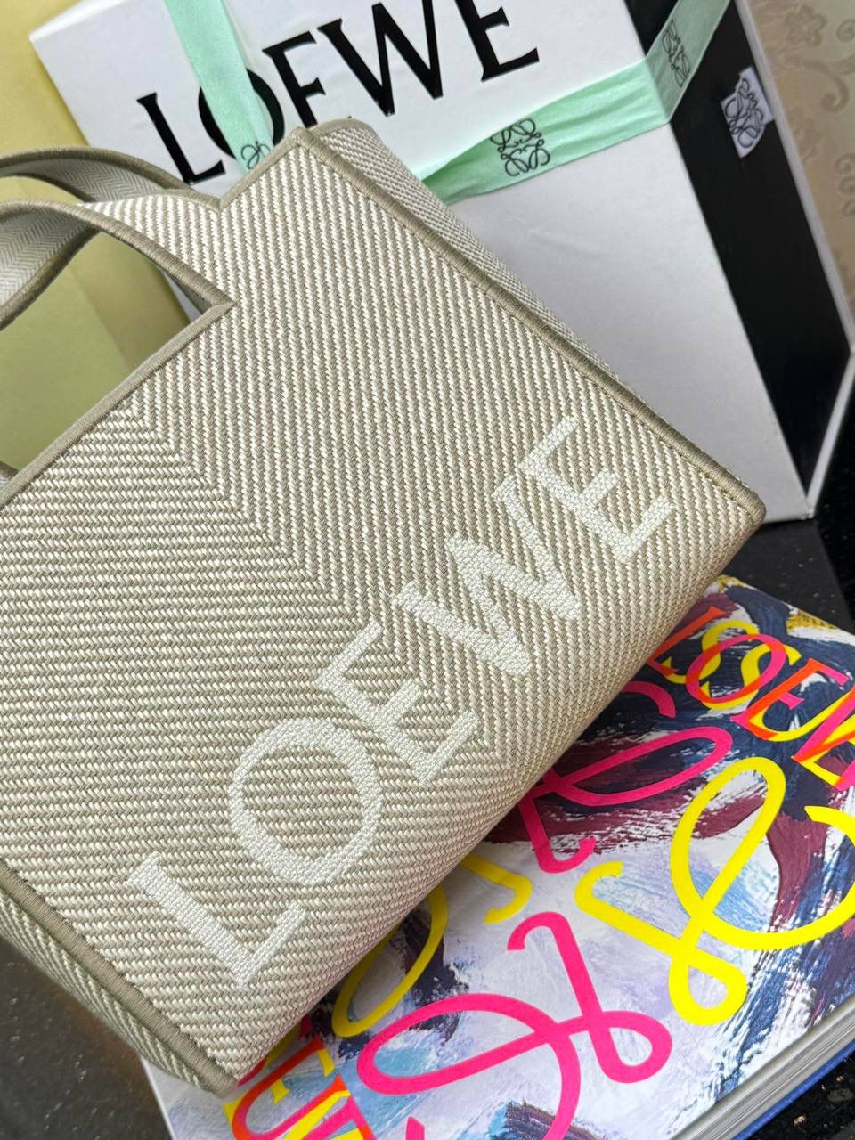 𝗛𝗮𝗺𝗺𝗼𝗰𝗸 𝗵𝗼𝗯𝗼拉菲草/配皮 尺寸：𝟮𝟴-𝟭𝟳-𝟵.𝟱𝗰𝗺 编码：263317 全新𝗛𝗼𝗯𝗼吊床包造型设计、采用进口拉菲草手工编织而成、有别于其他材料、该种拉菲草编织不仅工序复杂、而且成本高昂、环保♻️性能更好。 搭配可拆卸可调节长肩带、Anagram骰子🎲吊饰、镂空拉菲草编织、可手提、斜挎或者肩背等多样化背法、容量大、日常出行完全够用‼️