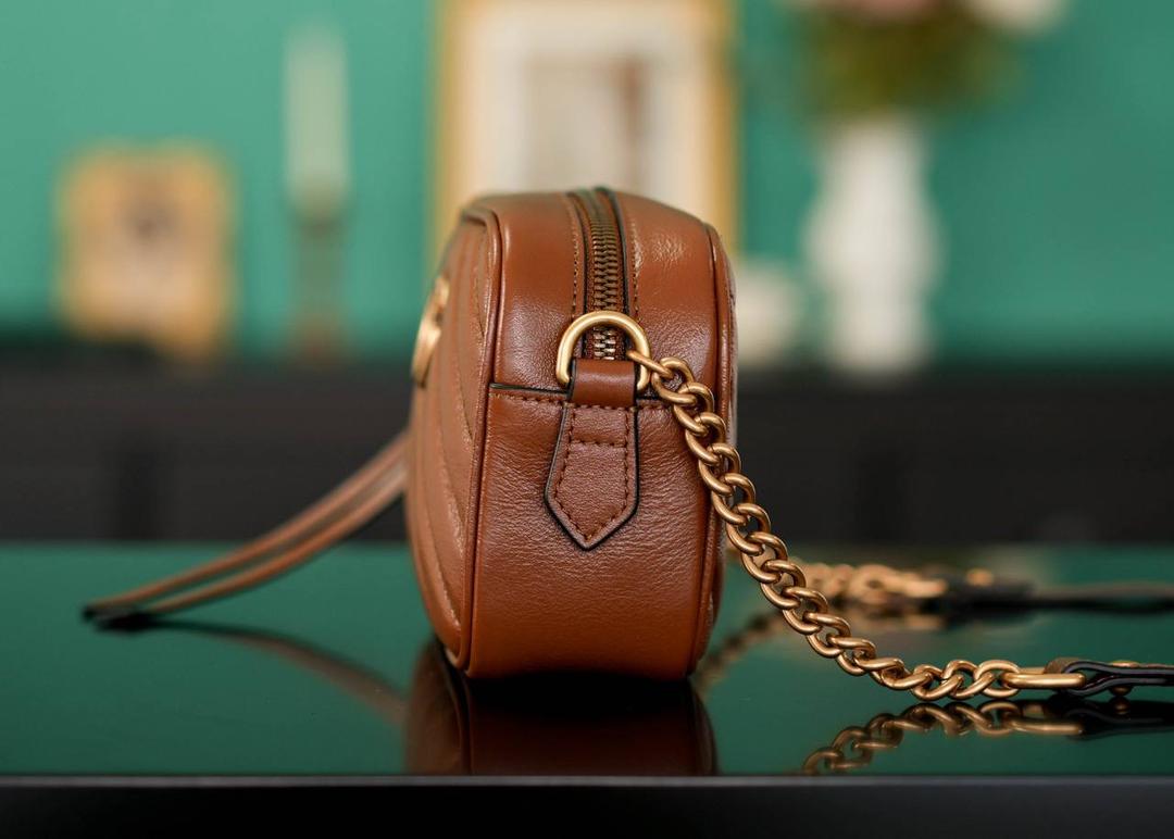 👜🔥Marmont系列绗缝迷你相机包 焦糖色 18cm （原厂皮 全铜五金） 正品售价¥12.000 独家原厂皮发售 限量级别 焦糖色属于大地色系，是黄皮友好色哟！ 自重很轻 链条搭配皮革的肩带不怕溜肩 毫不夸张说 绝对是日常用出场率最高的包 官方款号 448065 尺寸迷你：18x12x6cm 小号：24x13x7cm