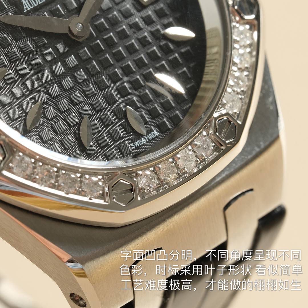 全网女神看过来😍😍这款爱彼女表才是最具有性价比的… 爱彼皇家橡树系列型号67601石英腕表，皇家橡树系列独有的八角形外观还拥有爱彼独特的设计风格也将女士优雅风格融入其中，深受女明星们的爱戴，表带澳洲湾鳄鱼皮，即使只有33毫米的小尺寸，也将爱彼独有的纯净美感与刚毅线条展现的淋漓尽致💝💖💘而镶满钻石的表圈也为佩戴的女士增添了更多的柔美。（32颗明亮式切割美钻，总重约0.65克拉）巴蒂镶嵌一枚半透明凸面蓝宝石，搭载瑞士进口石英机芯，拥有实用的日历显示功能，女士们佩戴起来不会显得沉重 ，配专柜最新全套包装发货！这种货一般数量不是很多哦