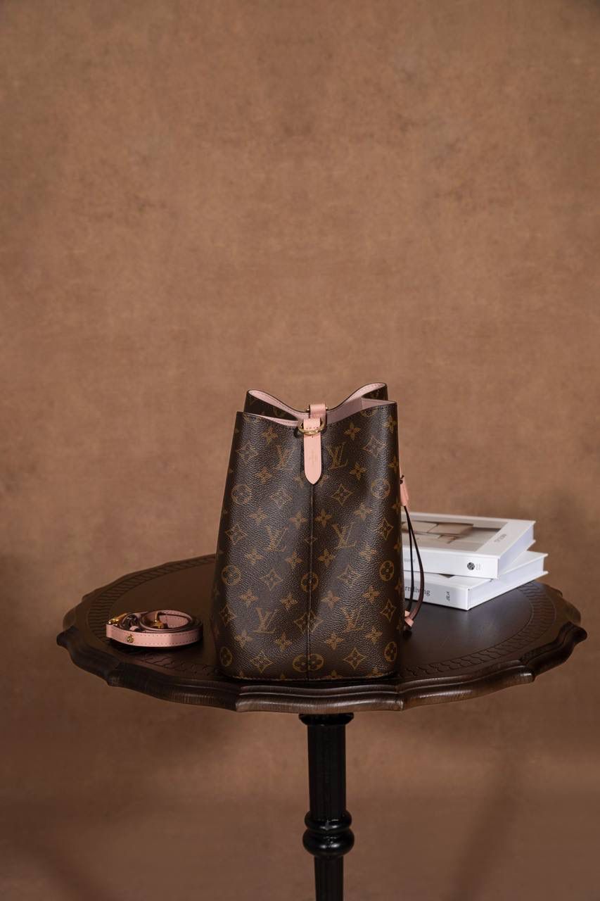 LV水桶包👜✨ 尺寸为 26×26×17.5cm，作为经典著作，它是入门款中备受追捧的单品。1932 年专为承运香槟而设计的酒袋，在当代潮流的洗礼下，化身为蕴含传承之美的水桶包，被尊为“经典之王”。