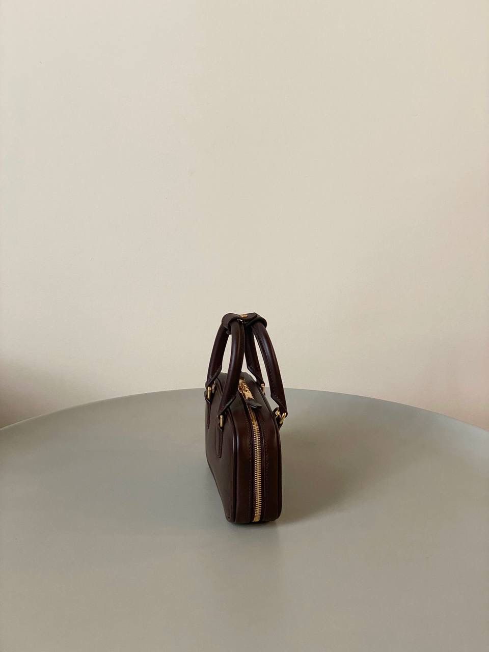 🈶石南木色，迷你 𝗠𝗶𝘂𝗠𝗶𝘂保龄球，大爆款 新尺寸也太可爱了！ 喜欢小包的姐妹这只必买！它要比小号小一些也窄一些 就巴掌大小，但容量还挺大的 装俩部手机都绰绰有余，日常够用 肩带长短也很ok，手拎斜挎都好看 反正放心冲就是了！拥有它，上班牛马的心情都会被治愈～ 迷你：19×10×5cm #F0011m 小号：22x10.5x7.5cm 大号：27x12x9cm