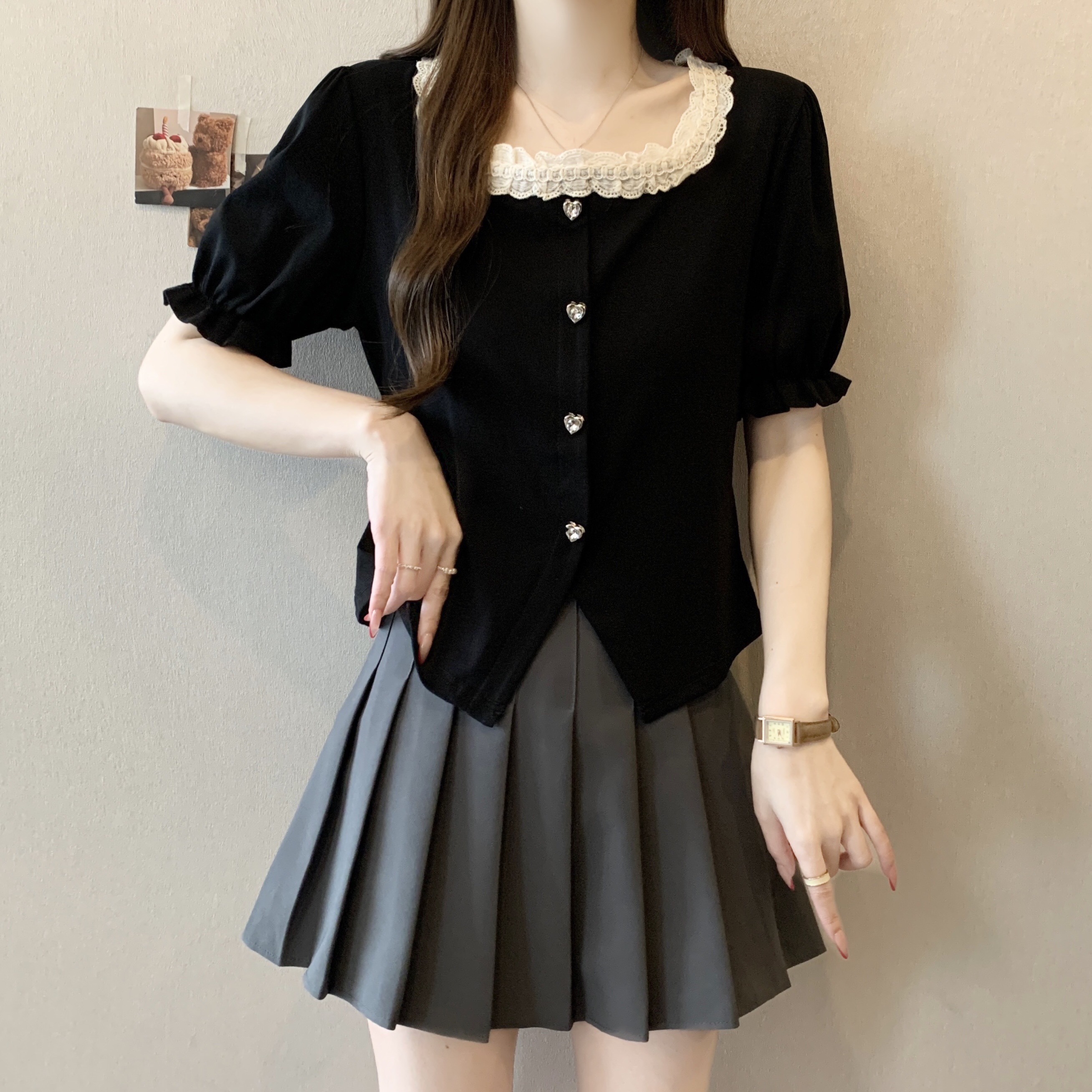 B07(6796) 韩系甜美风花边领前部爱心钮下摆开角黑上衣