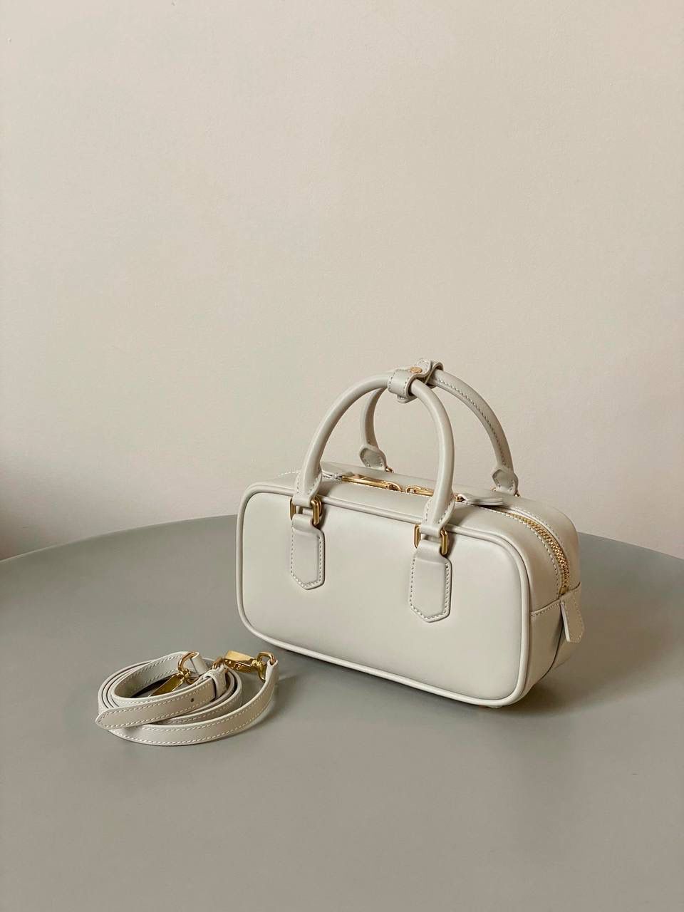 🈶粉笔白小号， 𝗠𝗶𝘂𝗠𝗶𝘂保龄球，大爆款 这只太火了！贯穿了我所有的OOTD 又乖又奶又酷简直要焊在身上的程度！想要一只包搭子，必须得是你啊！！拎着它出现，姐妹绝对夸你很会买 是反复心动的小情包啊，时髦感爆表了 手拎斜挎都可以，大小日常都刚好 霸占了整个时尚圈的当红辣子鸡 真的不够卖不够卖啊啊啊 迷你：19×10×5cm #F0011m 小号：22x10.5x7.5cm 大号：27x12x9cm