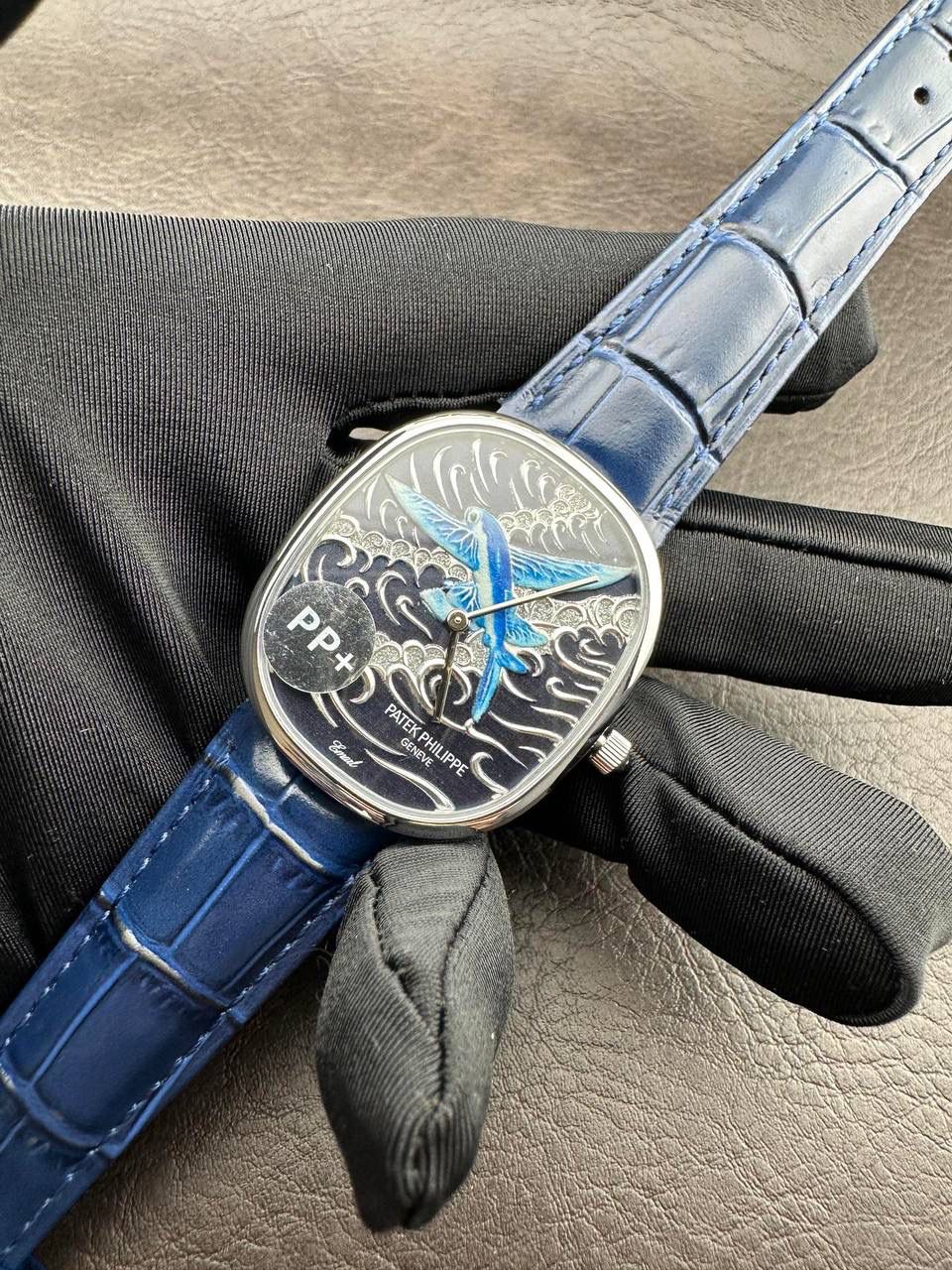 PP➕ Factory2025新品首发｜百达5738系列 68克配重版 复刻经典，更胜经典——GOLDEN ELLIPSE 黄金椭圆腕表重磅登场！ ✅ 黄金分割美学重塑：遵循1:1.6181经典比例，34.5MM×39.5MM椭圆表径搭配7.7MM纤薄厚度，复刻古典韵味与佩戴舒适度。 ✅ 316L精钢表壳：介于圆形与矩形之间的别致椭圆轮廓，还原原版线条张力，质感细腻出众。 ✅ 3D立体云贝母表盘：专属浮雕打印工艺，折射神秘深邃光泽，告别市面暗淡平庸款，上手自带高光。 ✅ 定制进口小牛皮表带：21X16尺寸对版原配，搭配同型椭圆表扣，与表壳设计遥相呼应，贴合手腕更显格调。 ✅ 9015精准机芯：走时稳定精准，兼顾实用性与耐用性，日常佩戴无压力。 PP➕不做“远观款”，只为呈现最接近原版的真实佩戴体验——从细节质感 to 上手触感，每一处都经得起近距离审视，让经典韵味在腕间完美延续！