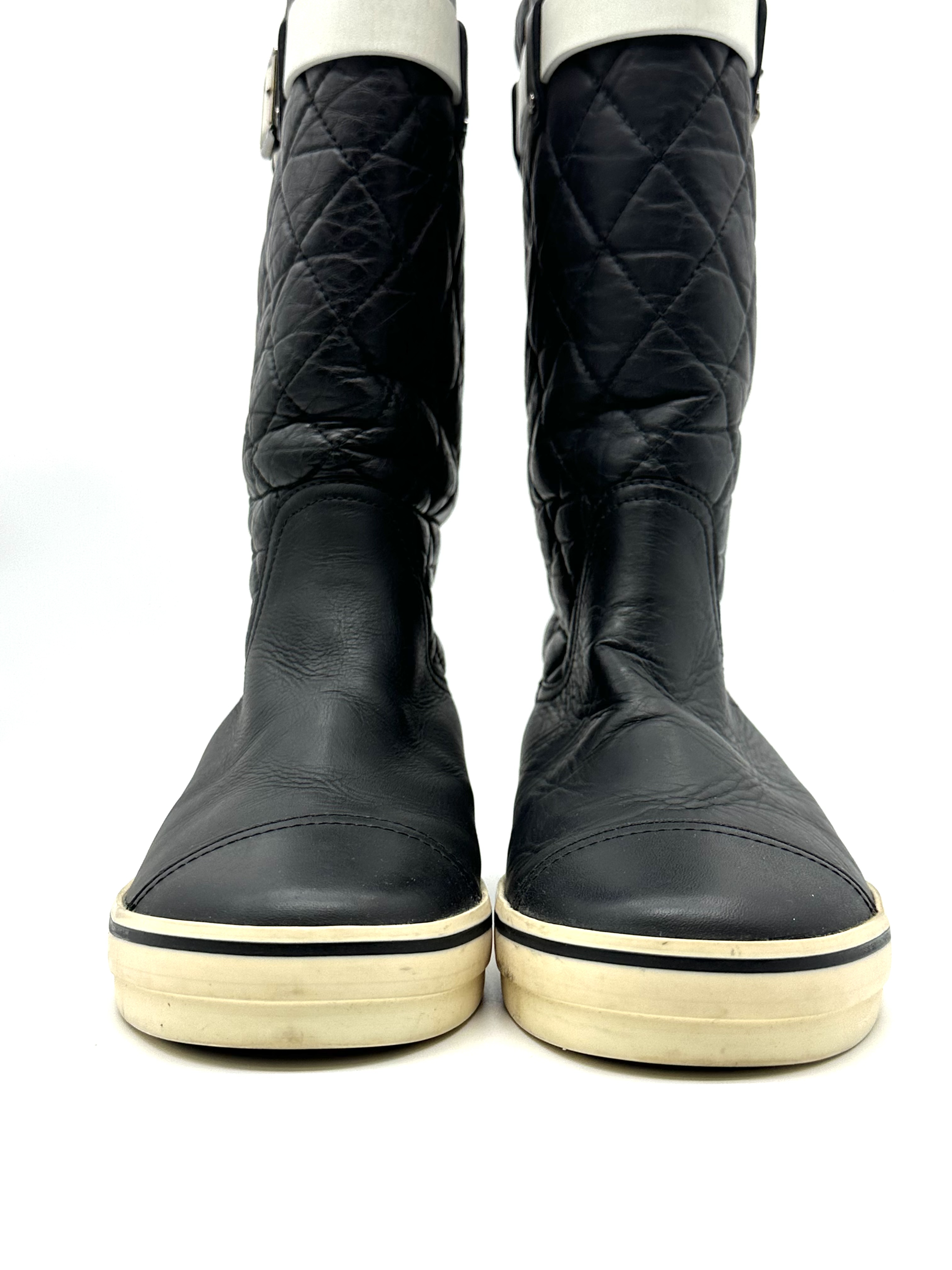 Pre-owned Chanel black quilted leather mid-calf boots / Product Code: 26040407