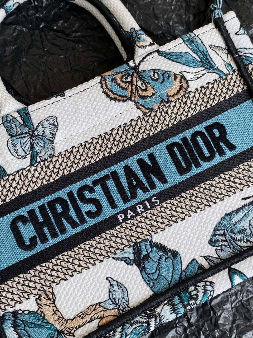 🈶蓝色蝴蝶迷你 𝗖𝗗 𝗕𝗼𝗼𝗸 𝗧𝗼𝘁𝗲 24圣诞限定🎄 圣诞季这一波𝗗𝗜𝗢𝗥真的稳赢 浪漫的蝴蝶刺绣 象征着自由和转变 高级的配色 精致的造型与细节设计，无不透露出一种温柔而魔法般的美感🎀❤️‍🔥 呜呜真的太好看了，姐妹们必冲！ 21.5×13×7.5cm