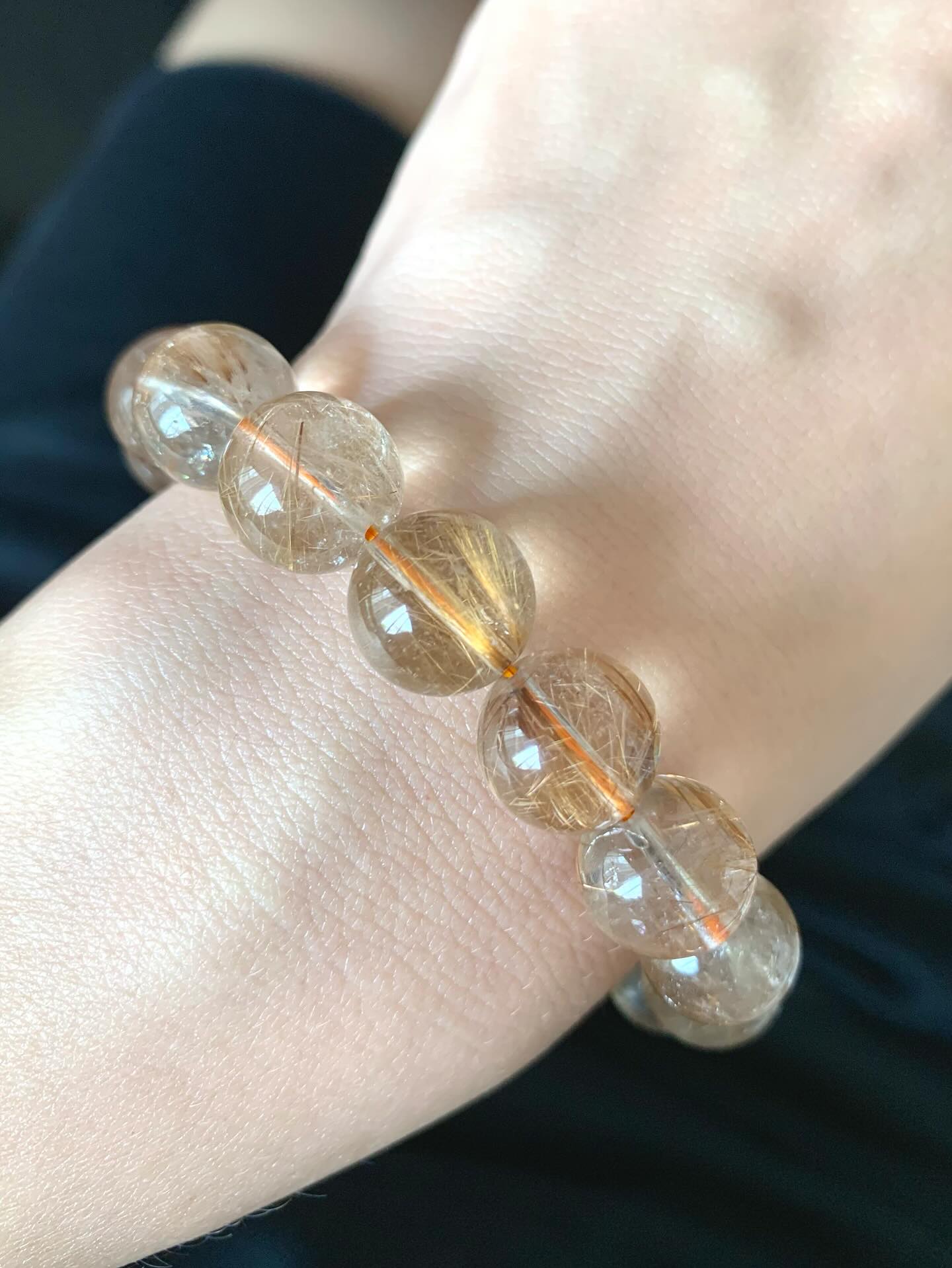 金发晶 ｜Gold Rutile 12mm+ RM218金发晶被认为具有强大的财富能量，可以增强事业运和财运，同时也能提升自信、勇气和果断力。此外，它还能帮助稳定能量场、辟邪化煞、增进人际关系，并对身体健康有益，特别能帮助消化系统和提升活力Gold rutile quartz is believed to boost awareness, creativity, and confidence while also acting as an energy amplifier for other crystals. It helps to balance emotions, ease loneliness and depression, and promotes forgiveness. This crystal is also considered a powerful aid for manifestation, helping to ground divine energy and activate creative inspiration. #金发晶 #goldrutile #天然水晶 #水晶手串 #马来西亚水晶网店 #gemstone #naturestone