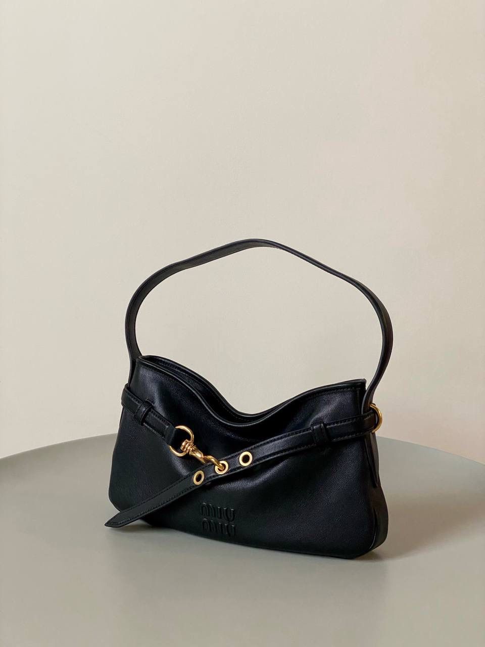 🈶黑色，小号 𝐌𝐢𝐮𝐌𝐢𝐮 𝐀𝐯𝐞𝐧𝐭𝐮𝐫𝐞腋下包 不得不说缪缪的美丽层出不穷！今年这只Aventure Nappa腋下包 看似平平无奇上身却意外好搭耐看 有点小复古又有点小机车， 就很值得夸赞一番 东西不用装太满，随性的褶皱感很戳心巴 自重非常轻，宽肩带设计一点都不溜肩容量空间也不错，日常东西都放的下 迷你iPai都👌🏻尊嘟人见人爱不带吹的！ 33×19×5cm #F0021m