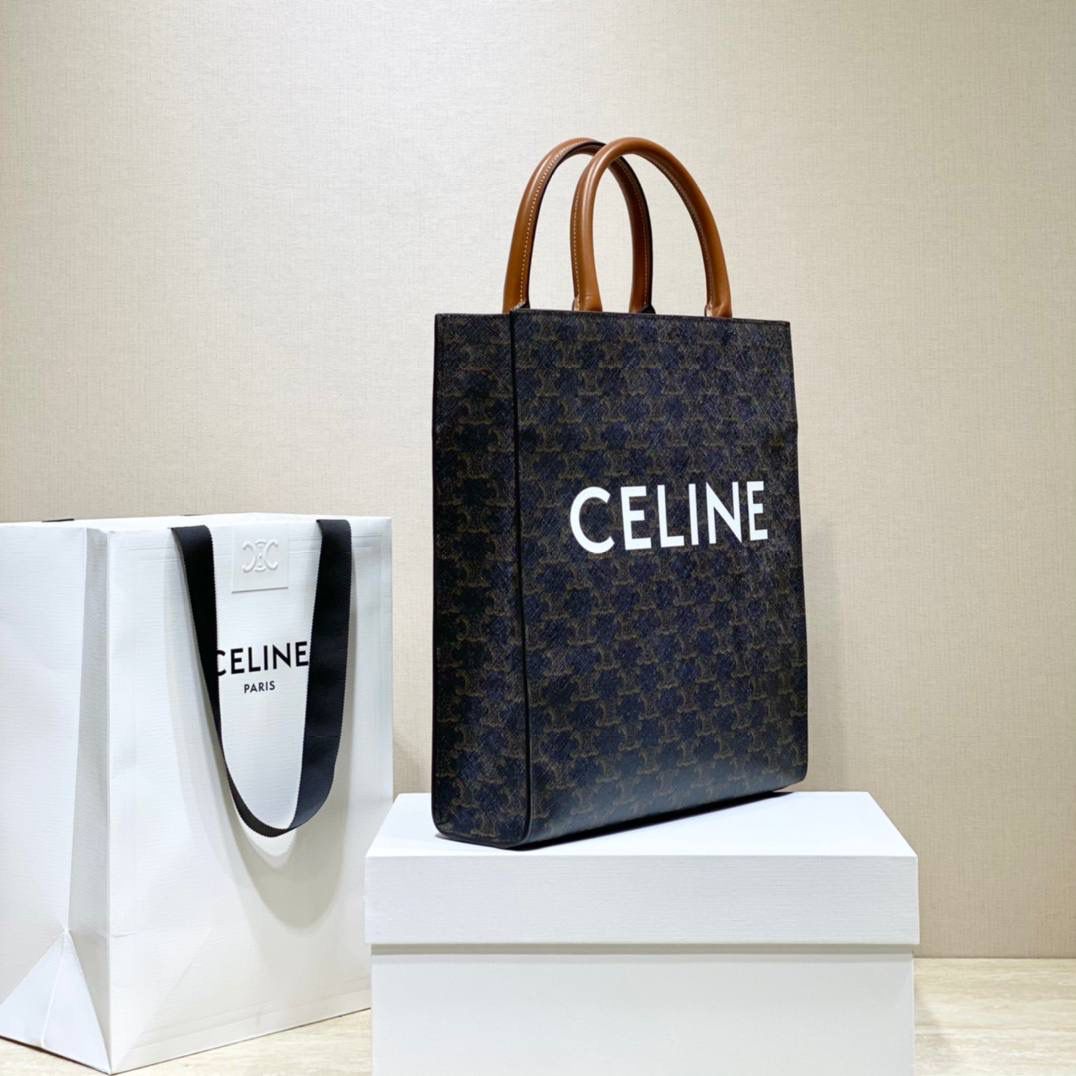 🔥大货实拍图 𝗖𝗘𝗟𝗜𝗡𝗘 ♥ 𝗧𝗥𝗜𝗢𝗠𝗣𝗛𝗘 𝗕𝗨𝗖𝗞𝗘𝗧 𝗖𝗥𝗘𝗖𝗬 金色马衔扣是Crecy系列的标志性元素，以做旧感的原色小牛皮衬托，透出简约而优雅的气质。型号：192072 尺寸：14*21*14cm