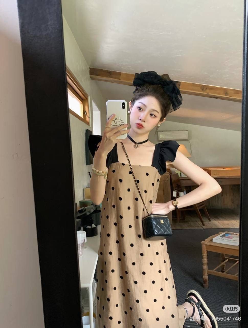 金球口紅包鑒定版👜 一包一碼 支持全球鑒定查驗身份證原廠專G GR皮料過關清單資料可査詢✅ 在時尚的廣袤宇宙中，金球口紅包宛如一顆奪目的璀璨明珠，散發著無可比擬的獨特魅力。 其巧妙之處在於，將口紅收納與精緻手袋完美融合，不僅可隨心調節肩帶長度，更成為點睛之筆，每一次轉動，都宛如開啟時尚魔法的鑰匙 五金：全銅厚鍍24k復古金 皮料：GR原廠小羊皮 尺寸：8.5*11*7cm