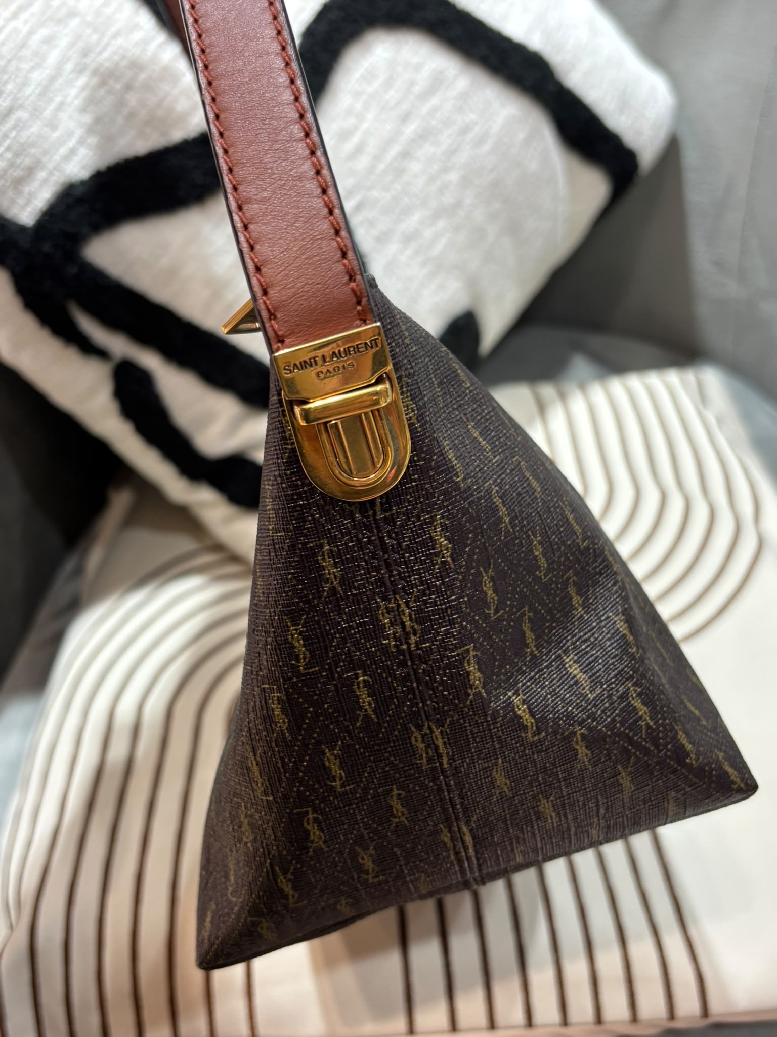 Saint Laurent monogramme ysl hobo bag  100%Authentic, 95%new