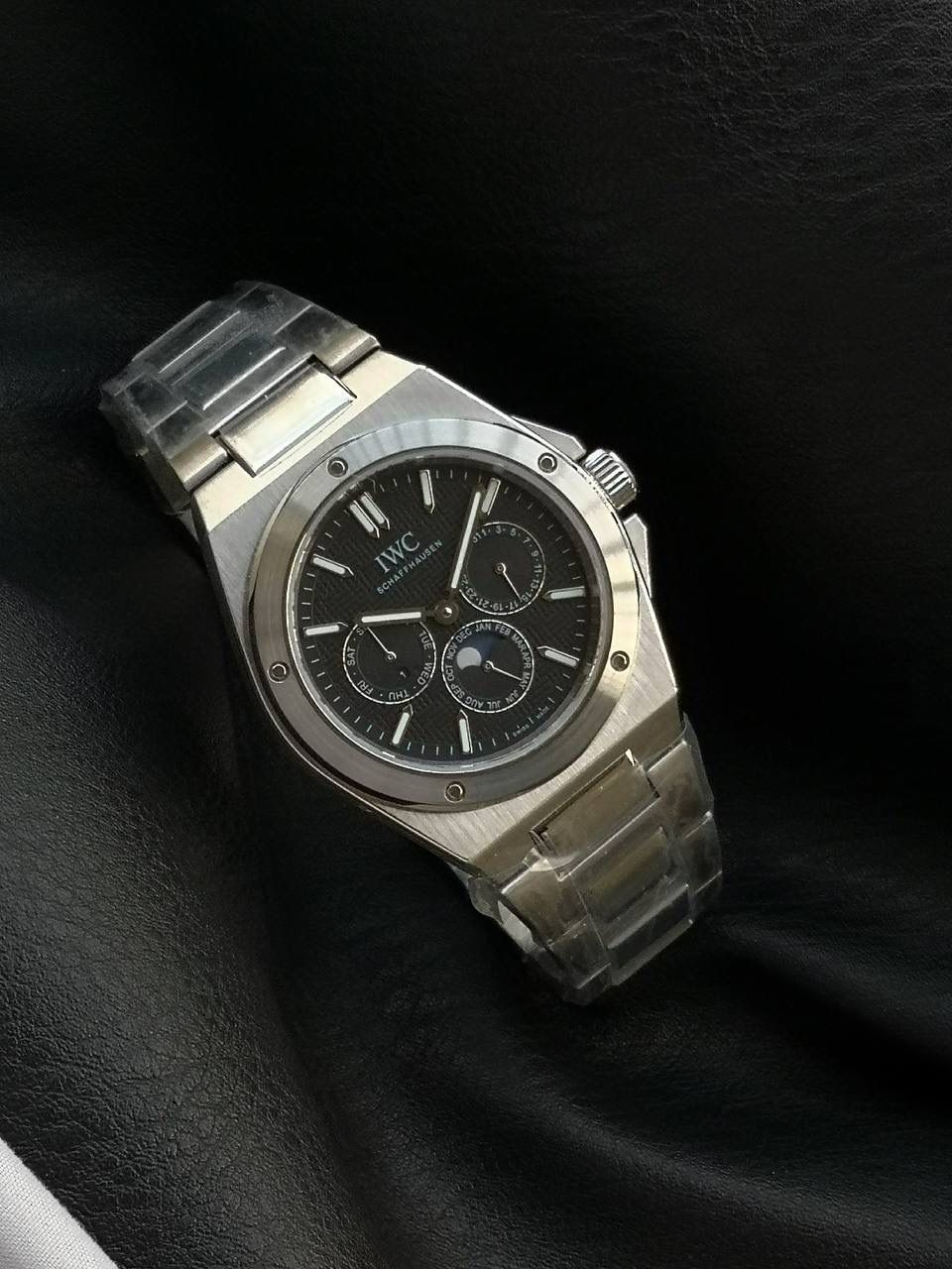 万国工程师系列万年历腕表，复刻界最复杂的腕表，所有功能同步原装，所有功能调节通过把头控制. 1⃣️【功能介绍】3点钟位置显示日历，9点钟位置显示星期，6点钟月份月相指针显示。 2⃣️【做工精细】外壳采用原版同样的三件套结构，中间拉丝，上下壳为抛光，镜面采用高成本的锅盖形蓝宝石，使其质感提升。 3⃣️【机芯性能】尺寸41.6mm,机芯采用天津机芯改82600，高效稳定，动力时间长达72小时以上，进行加装复杂的万年历模块，而且同步所有功能实现同步原装通过把头调节。 4⃣️【⚠️注意事项】由于万年历模块十分复杂在出货前都会调准时间，客户收到直接上链上手佩戴即可，⚠️请不要轻易乱调，由于机芯加装升级功能，调节需慢慢按调。