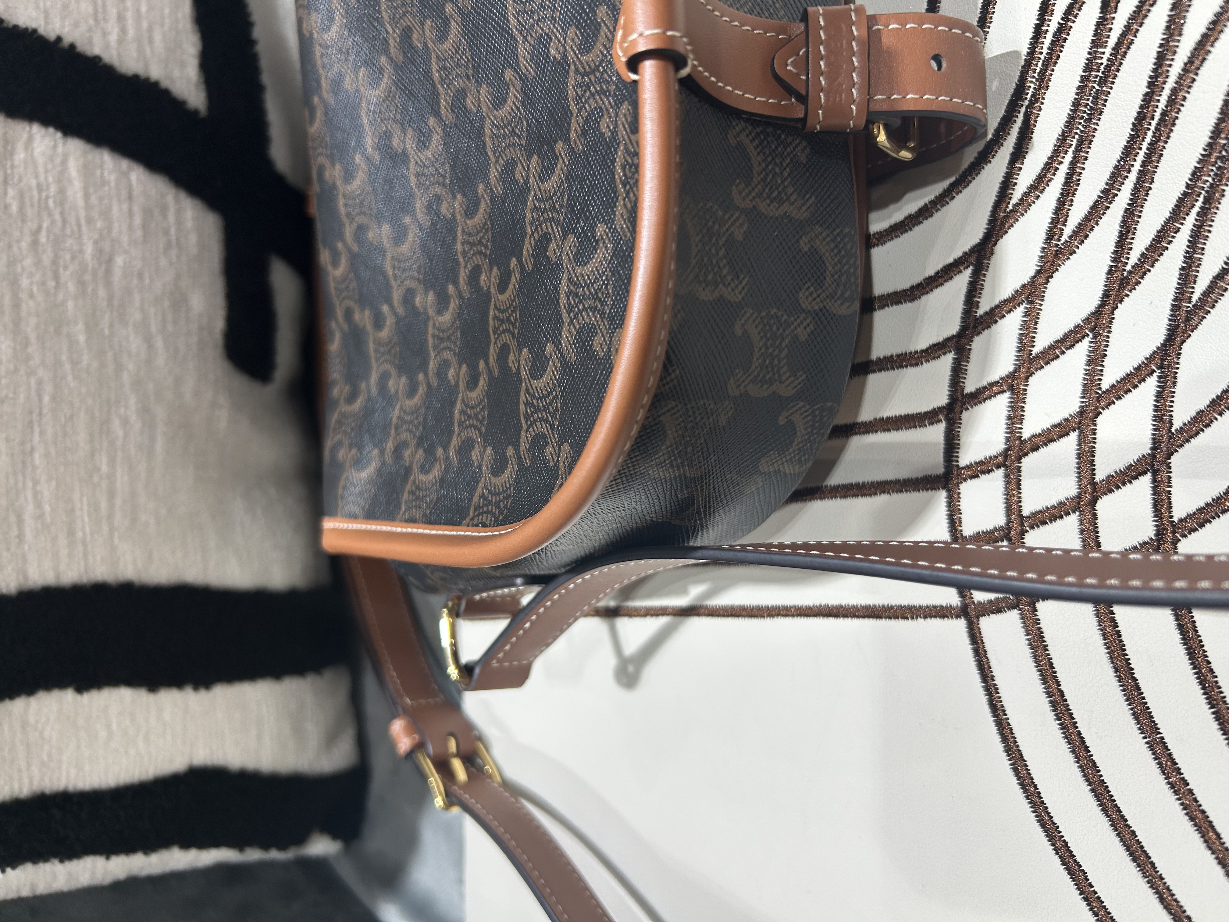 Celine folco medium triomphe bag  100%Authentic,99% new  ✅dust bag✅booklet