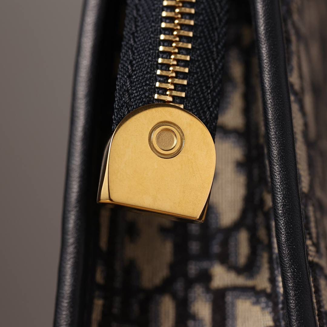 30 Montaigne 手拿包👜✨ 蓝色 Obliaue 印花 独家渠道货 独家原厂皮全网最高性价比最硬货🔥 中号 30 Montaigne 手拿包 宽敞的内部隔层可收纳各种日常用品，🉑作为手拿包使用，也可放入Book Tote 手袋中。正面饰以CD 标志 ✅拉链开合 ✅1个内侧隔层 ✅1个内部贴袋 ✅配整套包装🎀🤟🏻 尺寸：26×20× 5.5厘米