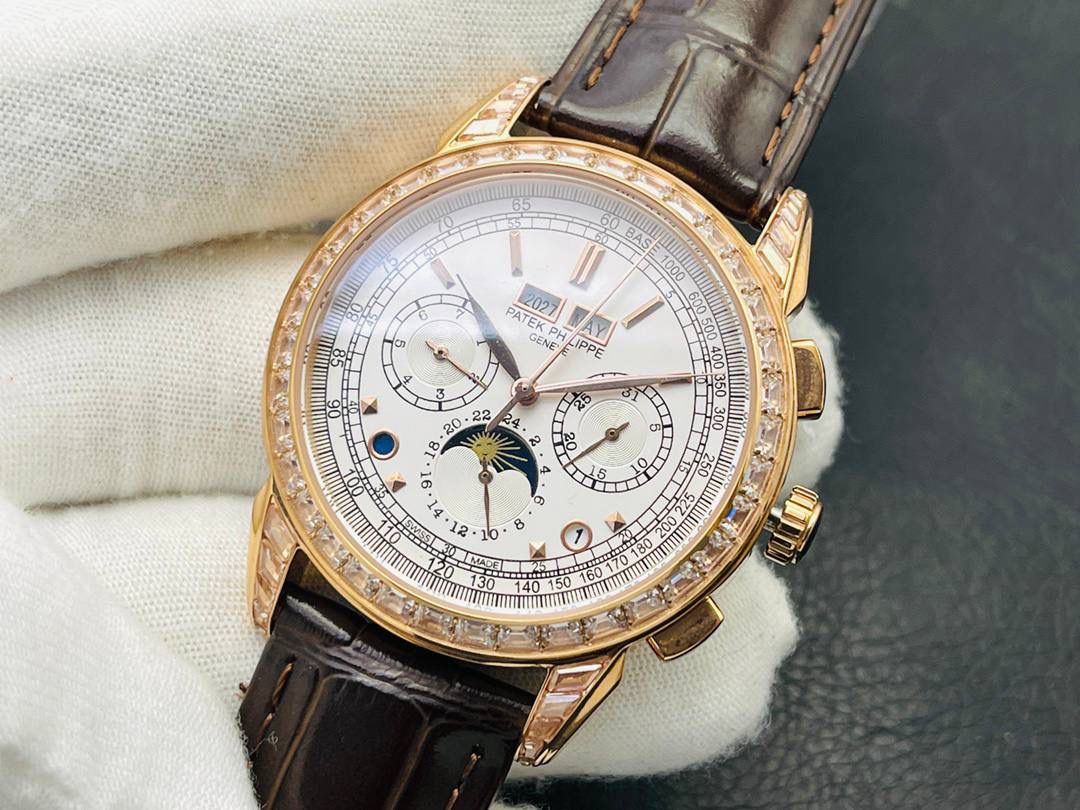 百达翡丽古典超级复杂多功能 万年历功能腕表 团队历时两年多精心设计，不计成本，敢为人先，力求完美，克服重重难关，突破多层技术瓶颈： 1⃣️机芯型号为定制版机芯，质量稳定！ 2⃣️表带为经典意大利小牛皮表带，纹路清晰，质感好。搭配圈市面最顶级的百达灯笼表扣，通用原装无压力。 3⃣️优雅的Calatrava雕花表壳极具个性，42毫米的表径适配大众男性手寸，与专柜一致，非常商务可亦休闲。