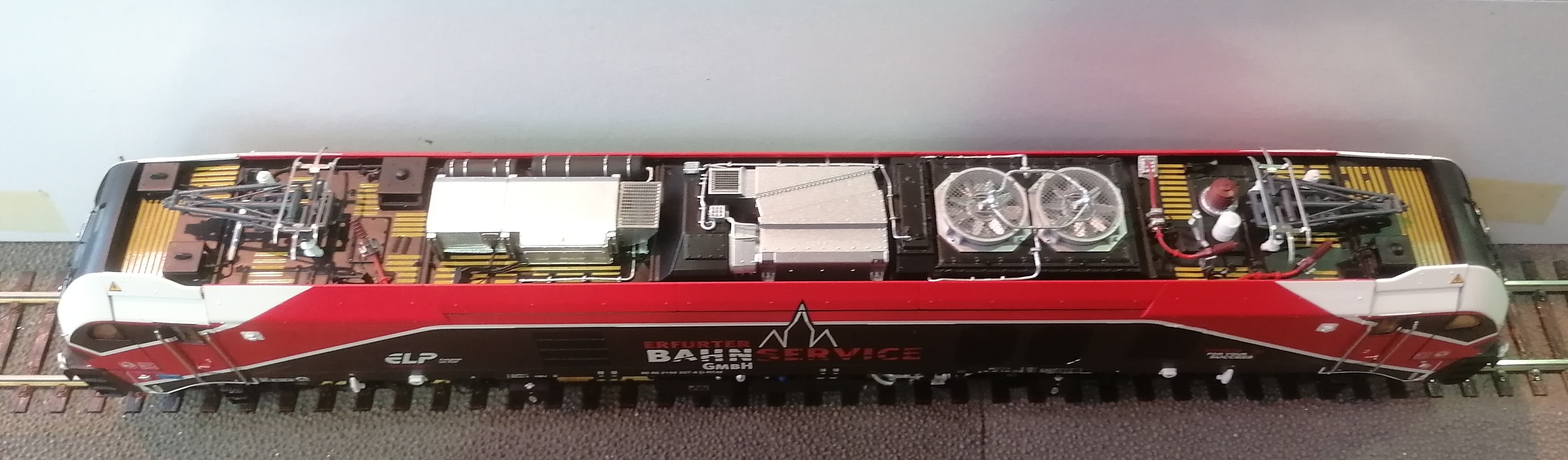 Sudexpress HO-scale Dual Mode Locomotive (2-Rail Analog)