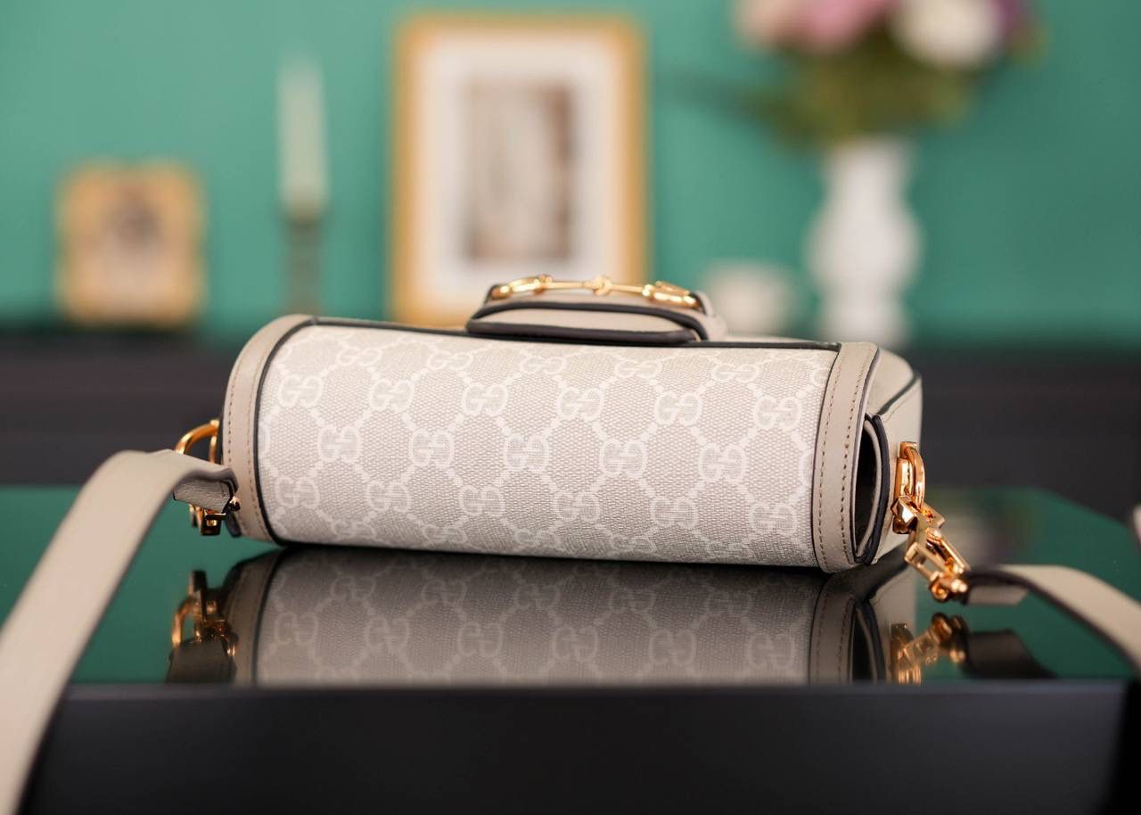 🥯Horsebit 1955系列迷你马鞍包 新款燕麦色20cm 正品售价,500 独家原厂皮发售 限量级别 GG家1955马鞍包已经火爆到人手一支的节奏，超级大爆款！ 这次出了迷你尺寸配可拆卸双肩带，简直超哇塞 马衔扣标志性设计，新款燕麦色很温柔，皮肩带布肩带任意更换~ 官方款号 658574 尺寸小号：20.5x14x5cm 大号：25x18x8cm