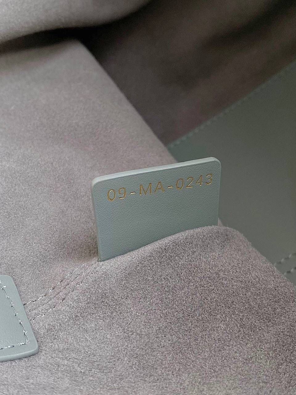 🈶岩石灰中号 𝗗𝗜𝗢𝗥 𝗧𝗼𝘂𝗷𝗼𝘂𝗿𝘀手袋，大爆款 即出即断，供不应求的一只啊 时尚敏锐度高的早已经抢先背了 比想象中更酷，又飒且慵懒的感觉 熟悉的超大藤格纹和近年来惯用CD搭扣 解开卡扣从方包变成托特大包，真绝了🔥😍 28.5×19×21.5cm，#m1292m