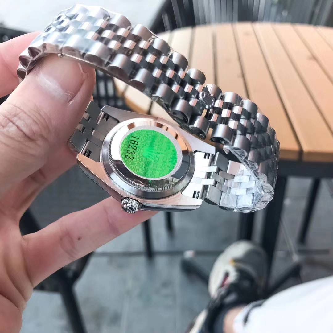 💎劳力士，Rolex系列日志腕表，采用全自动机械机芯，【表壳直径36mmX厚10mm与原装同步】有人钟情其精确，有人欣赏其典雅，有人喜爱其坚固，至尊名表劳力士（Rolex），品质精良，工艺精湛，糅合尊贵、典雅和独特气质于一身，位列世界手表业之翘楚，被称为“精确”的代名词，自家拍摄图片 演绎出奢华与精致的品牌精神