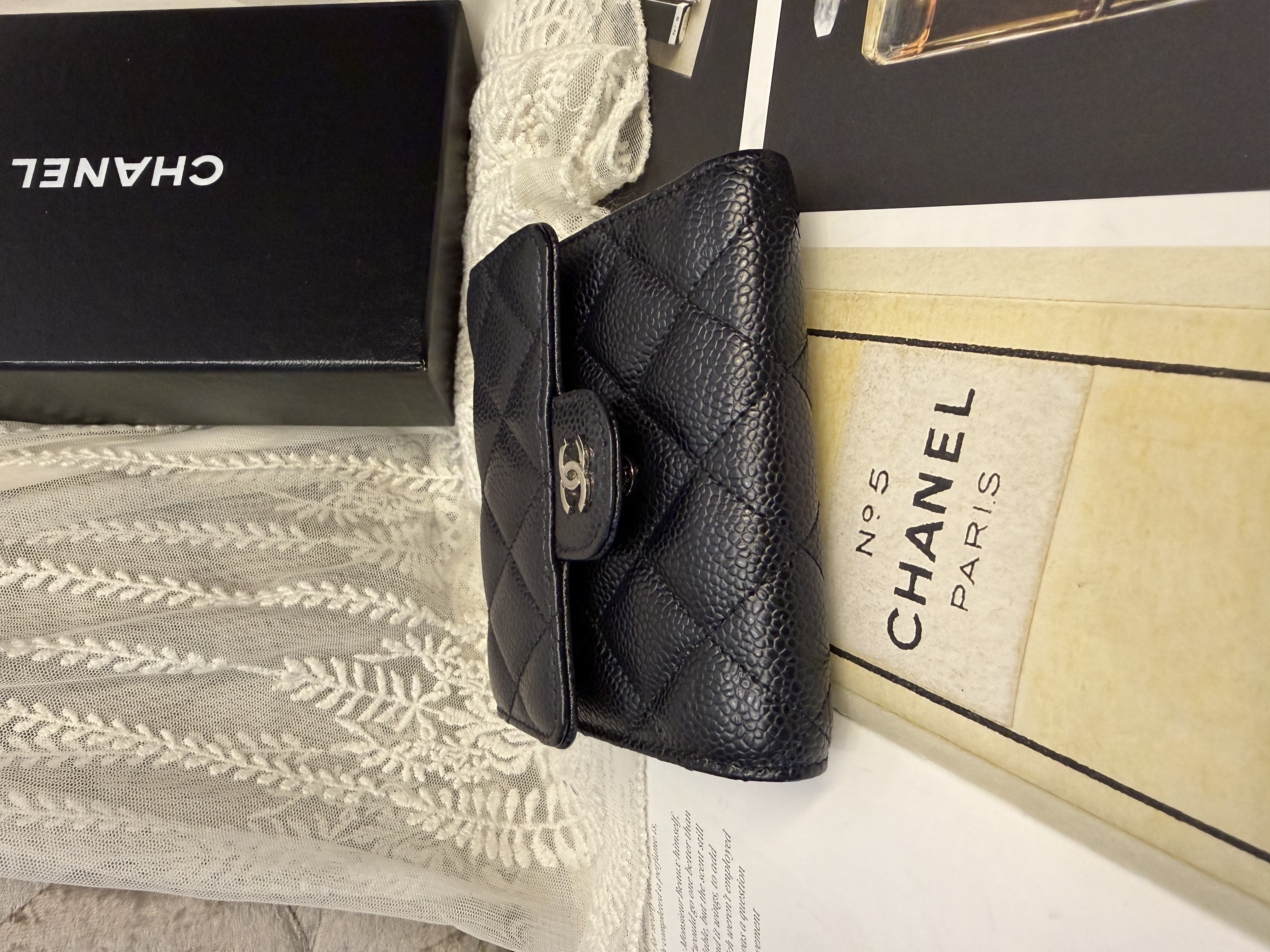 接近閑置 Chanel cc logo black caviar short wallet phw