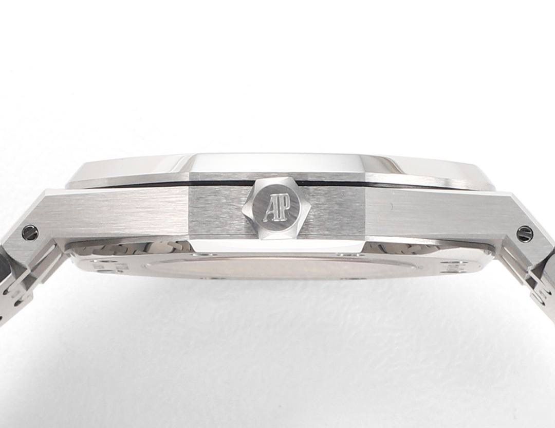 APS一体3120 最强"钢王"壳套特点 1、与原版一致:直径41毫米和厚度 9.8毫米 2、APS版的15400是市面上唯一能与原版各部件互换通用的版本，表壳所有结构位置和装配方式与原版一致 3、表壳表带细腻的拉丝且不会锋利的工艺更突显出APS一直对细节的一丝不苟 4、表带头粒连接表头处与正品一致的活动头粒设计 5、表扣的开关质感与各部位的雕刻工艺均与正品一致 6、APS版的15400兰色字面做工与颜色和正品放在一起几乎毫无色差 7、机芯方面完美复制原装3120机芯，真正的无卡度一体机芯，不再是9015加甲板