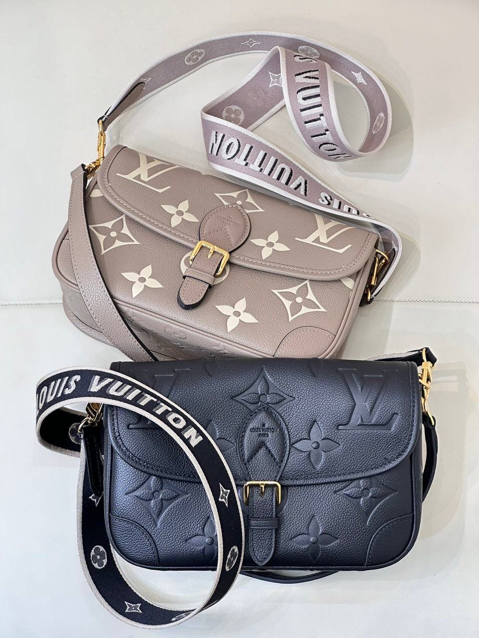 Diane 法棍全皮👜✨ 可以说是去年的一大王炸 是驴子家一年都在吸金的爆款！ 今年再次开发全新的压纹牛皮系列！😍💯 想必想再续辉煌哈~ 全新的设计将品牌标识织入可拆卸宽幅提花肩带，在可拆卸皮革肩背带之外再添斜挎选择，灵活契合优雅格调且试用性超强！短肩带即可腋下，又可满足手提！可谓是，功能性强大！ 尺寸 25×9×15cm