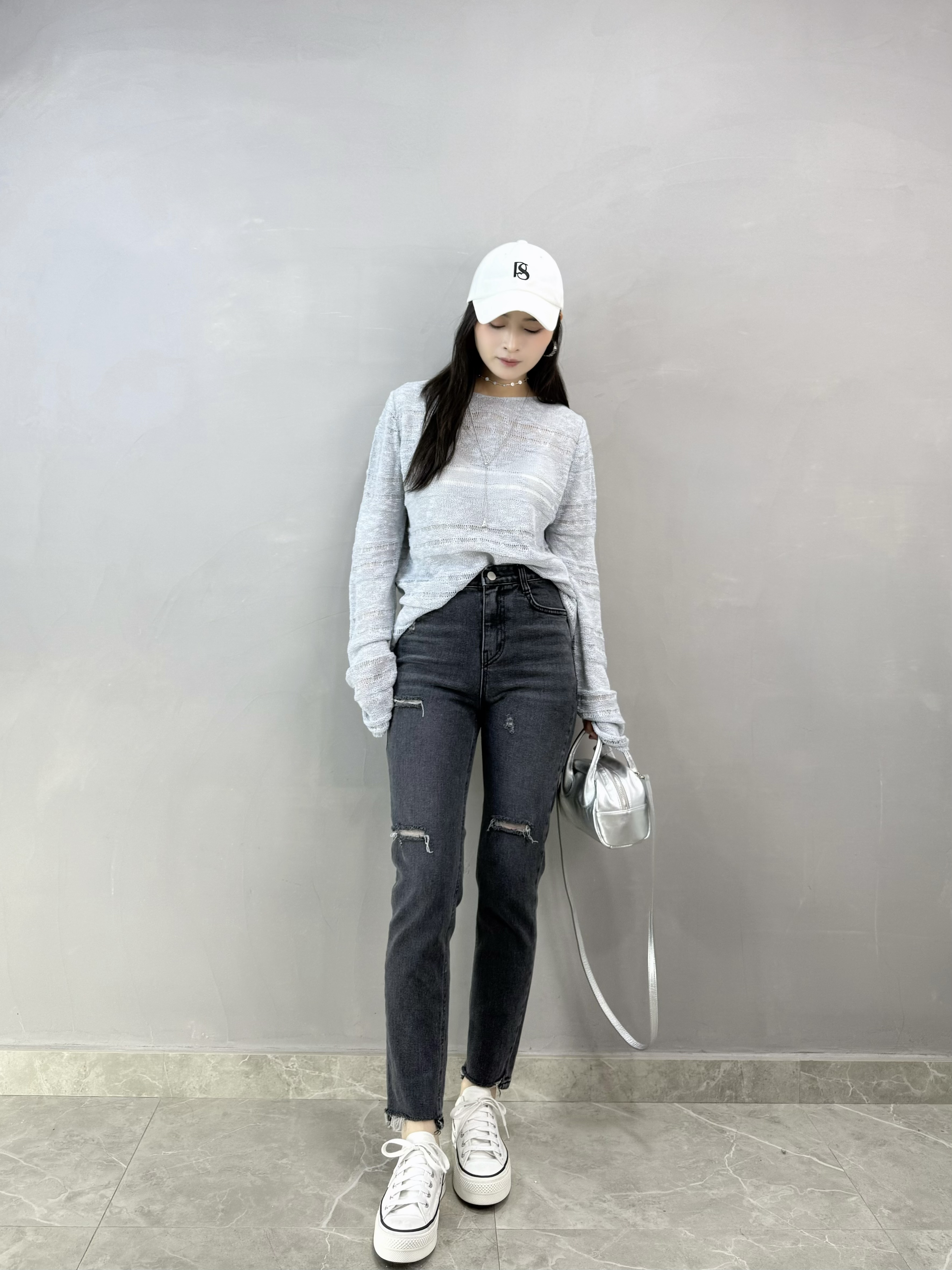 H79 洗水灰窄腳牛仔褲