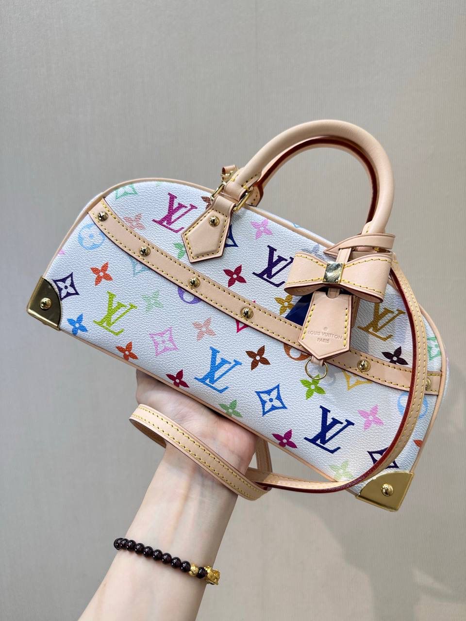 LV&村上隆 白三彩 保龄球包👜✨ 保龄球的热度不用多说吧，而且驴的保龄球是独树一帜，不是那种方方正正的，有弧度的设计更有feel～白三彩这波热度一定会持续下去，确实有那种一眼就想入的冲动，万千宠爱于一生，对于拥有了众多老花的你来说，白三彩一定要有一只～🌈🌼