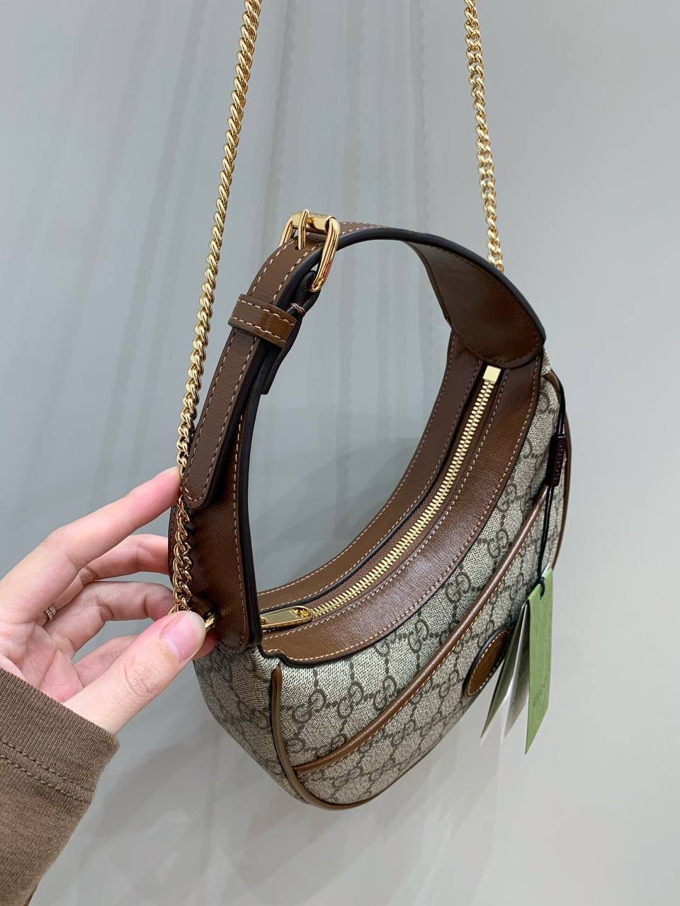 新背景实拍正品级 。Gucc1 Ophidia月牙包 （原厂皮高版) 这只也是我的心头爱，永远的经典款 是一秒心动的感觉，两个设计， 一个链条斜挎，一个可以腋下，现在的设计真的太卷，不仅要好看还要多样化满足不同的需求， 经典不变的元素更加值得收藏，绝对会惊艳到你！ 这只小可爱很复古时尚！👜✨ 型号726843 尺寸21.5x11x5cm