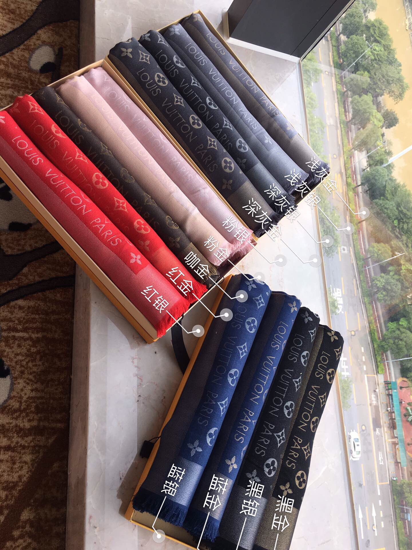 $380條。💪🏻💪🏻💃 Louis Vuitton 以低調奢華嘅暗紋提花工藝🌺🌺🌺，重新演繹標誌性 Monogram 圖案。