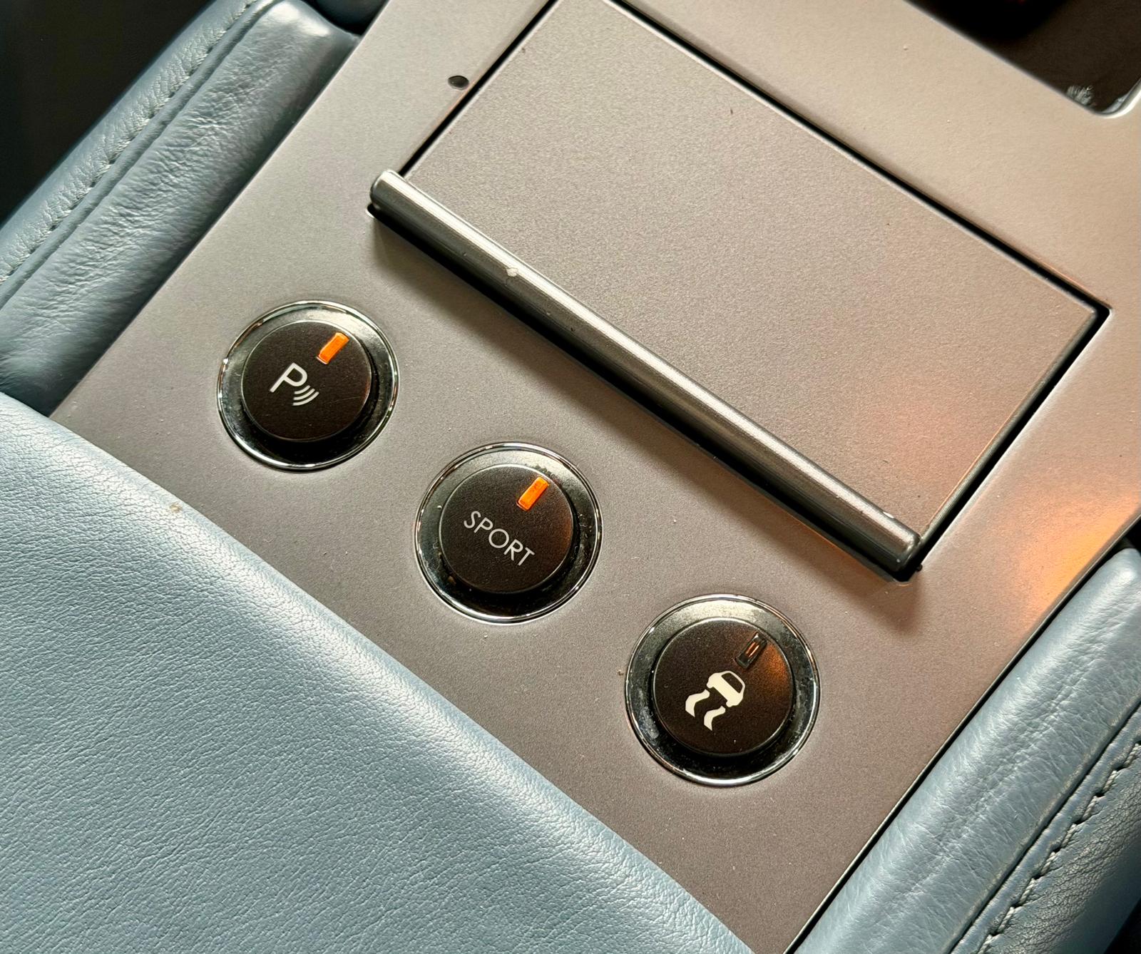 Aston Martin DB9 2004
