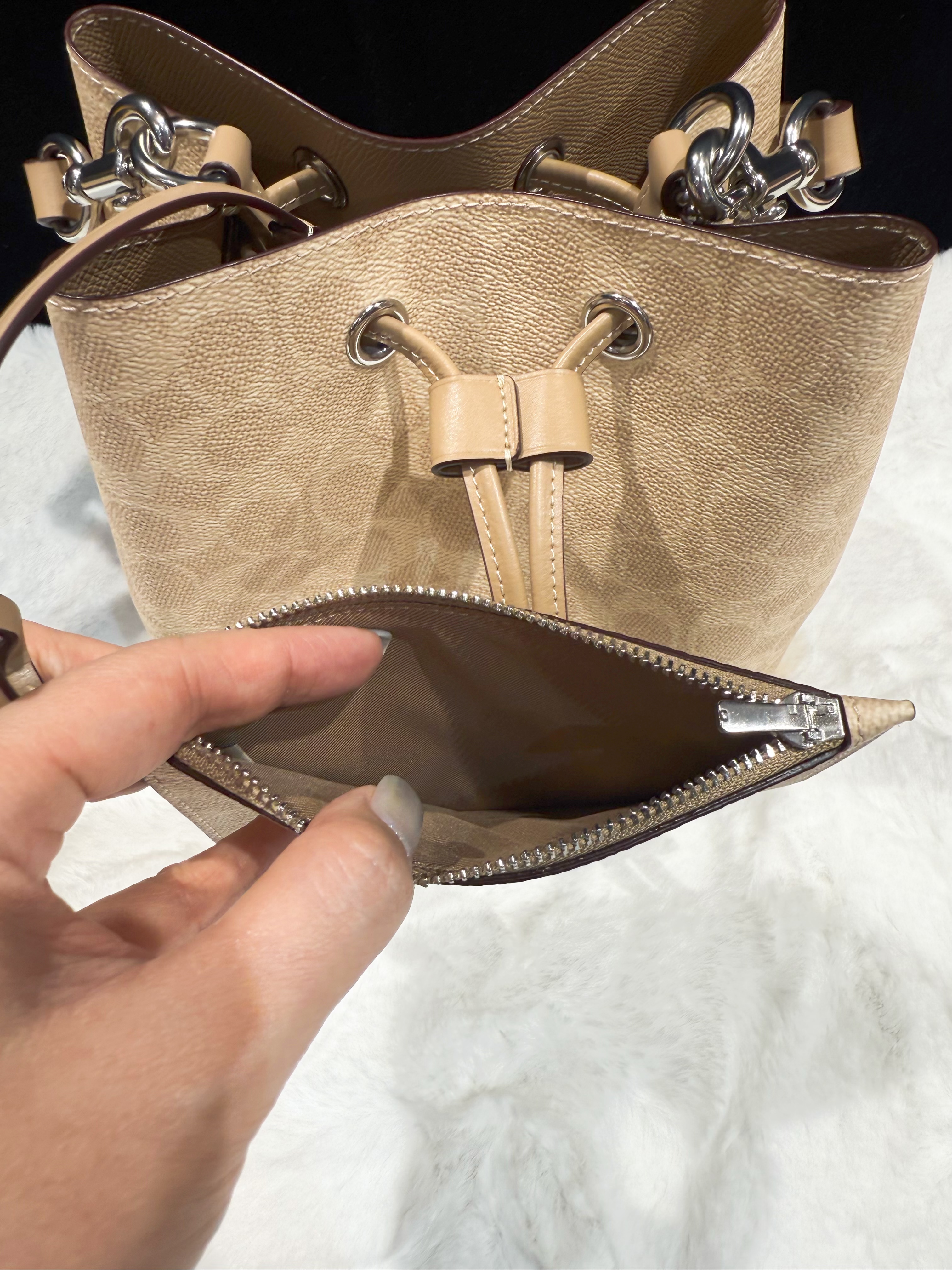 Coach Rowan bucket milk tea/m