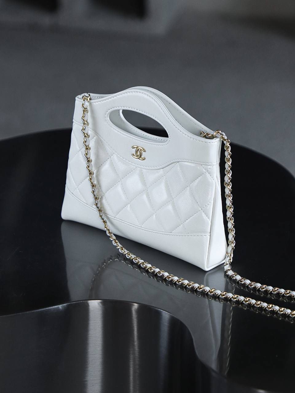 Nano 31Bag鑒定版👜 一包一碼 支持全球鑒定查驗身份證原廠專G Bonaudo皮料過關清單資料可査詢 夢中情包31bag nano超絕的仙女白色！ 更顯氣質和溫柔！ 人生總要有一隻仙女白的包包！ 31Bag nano更是時尚寵兒，實用與時尚的完美結合！ 五金：厚镀14k淡金 皮料：Bonaudo亮面小羊皮 尺寸：20*17.5*3.5cm