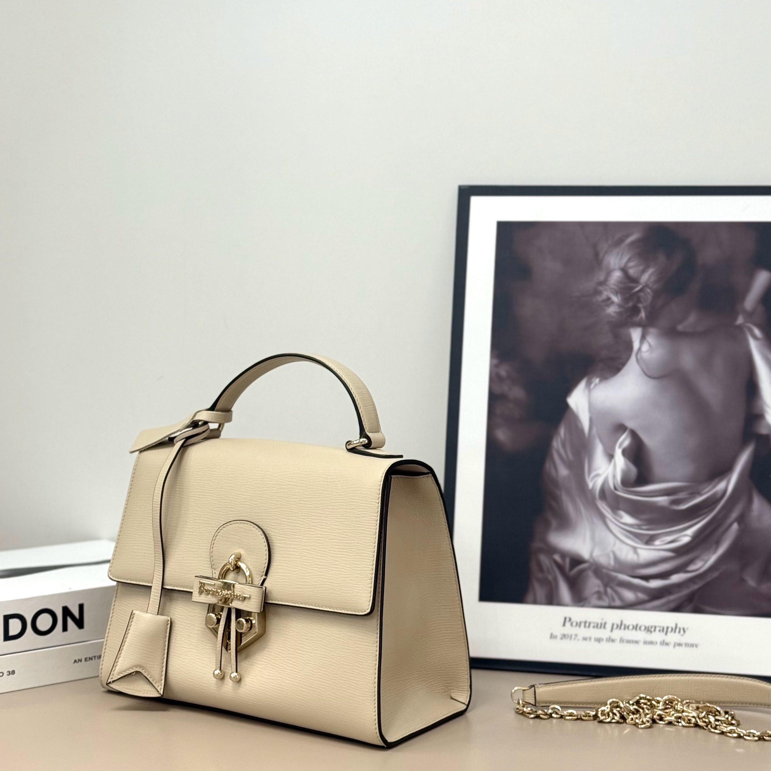 【預訂貨品】閒置新⭐️  Ferragamo Letty系列米白色牛皮斜孭包