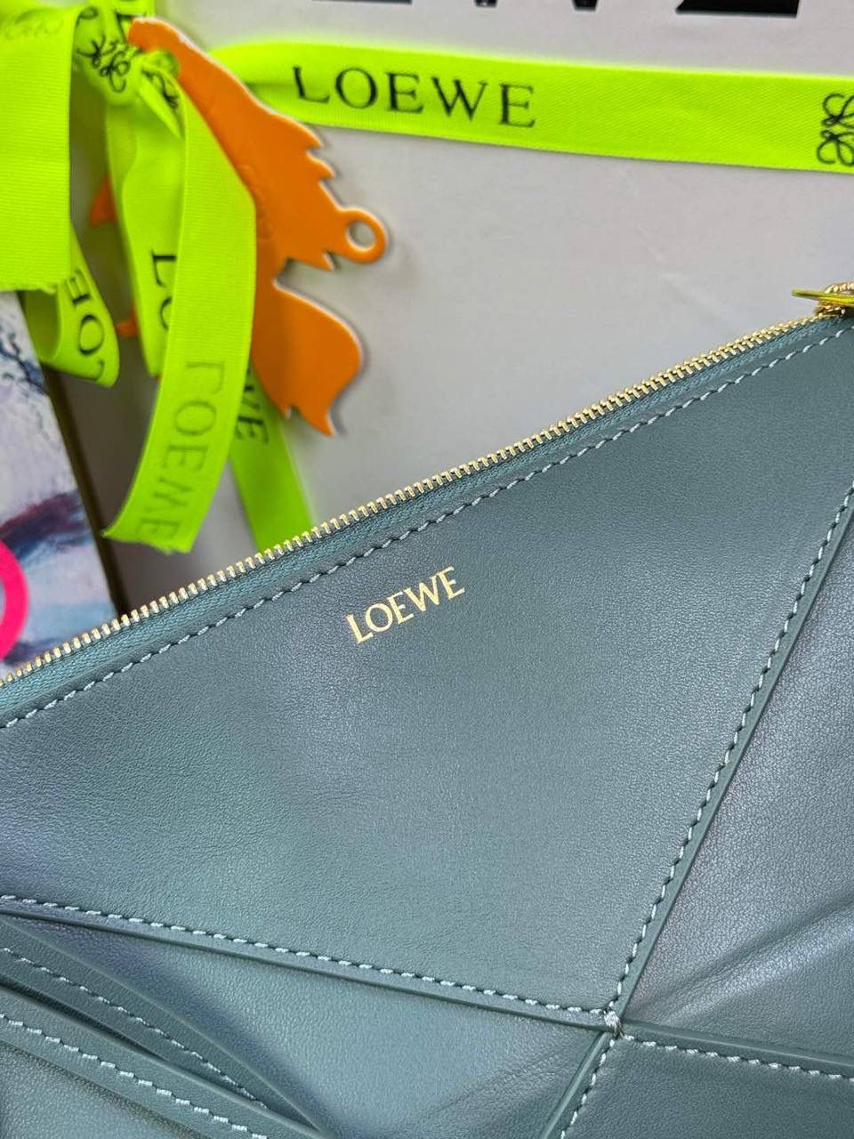 ♥️𝙋𝙪𝙯𝙯𝙡𝙚 𝙁𝙤𝒍𝒆 ——【香根草绿】 尺寸：𝟐𝟑-𝟔.𝟓-𝟏𝟓.𝟓𝐜𝐦 编码：522404 🎈经典几何为造型，以及柔软细腻的Napa牛皮，升级为可完全折叠的手拿包。 🎈自带一根🉑拆卸🉑调节的肩带，一包多背，多样化风格，秀场大放异彩😃日常实用性强👌 🎈配全套专柜礼盒🎁，给你满满的仪式感👀