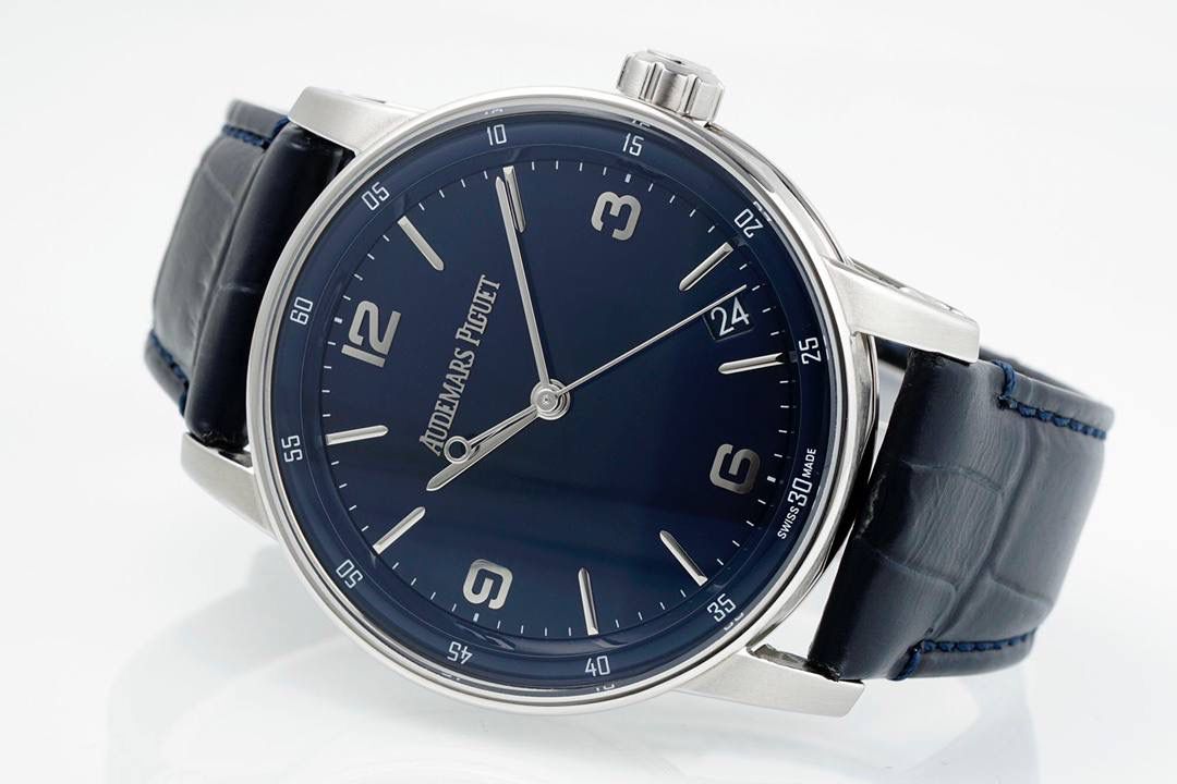 🚀新品CODE15210 系列 爱彼CODE 11.59系列蓝盘大三针自动上弦腕表，表壳直径为41毫米，这一尺寸的设定使得这枚腕表同时适合男士与女士佩戴。与此同时，表壳八角形与圆形融合的设计也让这一系列从一般的圆形表壳腕表中脱颖而出。 根据原版设计，圆形表壳内嵌入八边形中间件，镂空表耳顶部通过焊接固定于超薄表圈上，表耳底部巧妙地与表背构成完美衔接。表圈、表耳和表壳均经过缎面拉丝、斜面倒角与抛光处理。表壳厚度为10.7毫米，可以轻松的塞进衬衣的袖口中。💯🔥